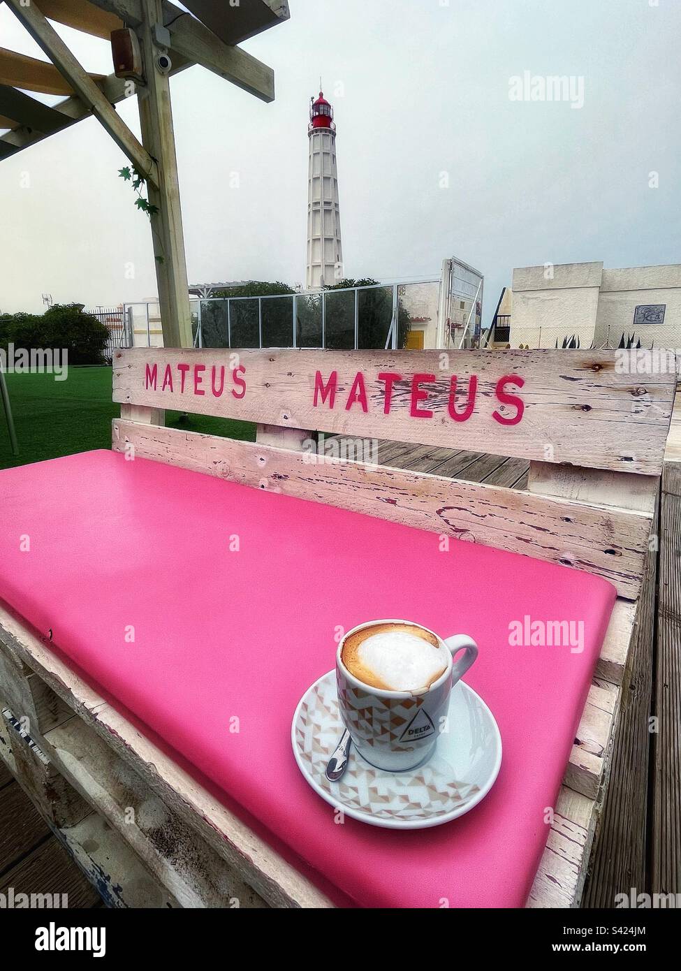 Caffè nella caffetteria che guarda al faro con i vecchi posti a sedere della cassa del vino Mateus in Algarve Portogallo Foto Stock