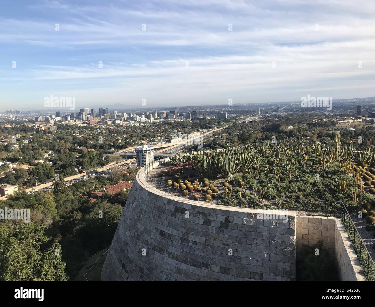 Questa vista dal Getty Center include (dall'estrema sinistra) i grattacieli del centro di Los Angeles, Century City, l'autostrada Interstate 405 e il giardino di cactus Getty. Foto Stock