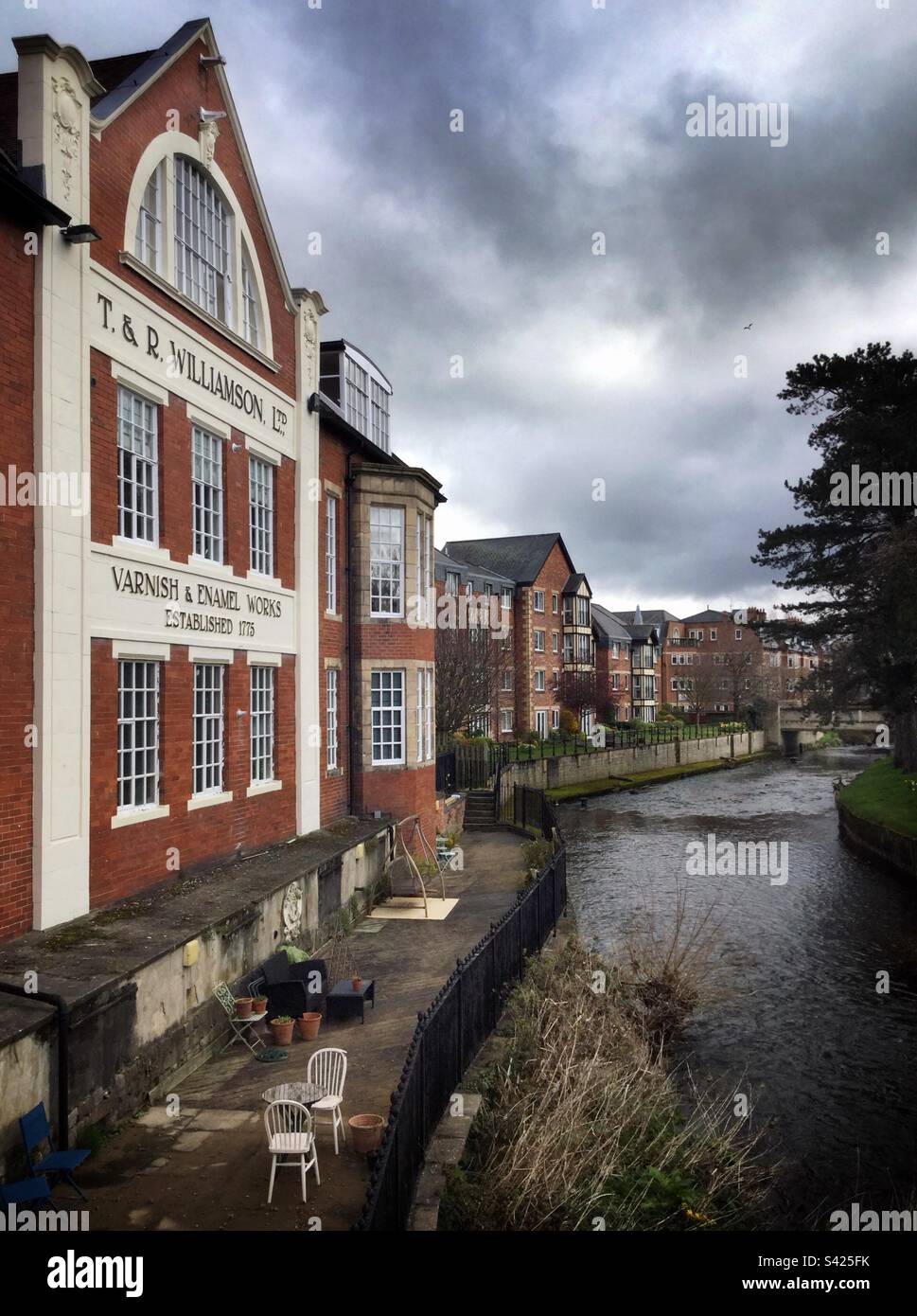 River Walkway, Ripon, Regno Unito. - Immagine stock catturata con smartphone