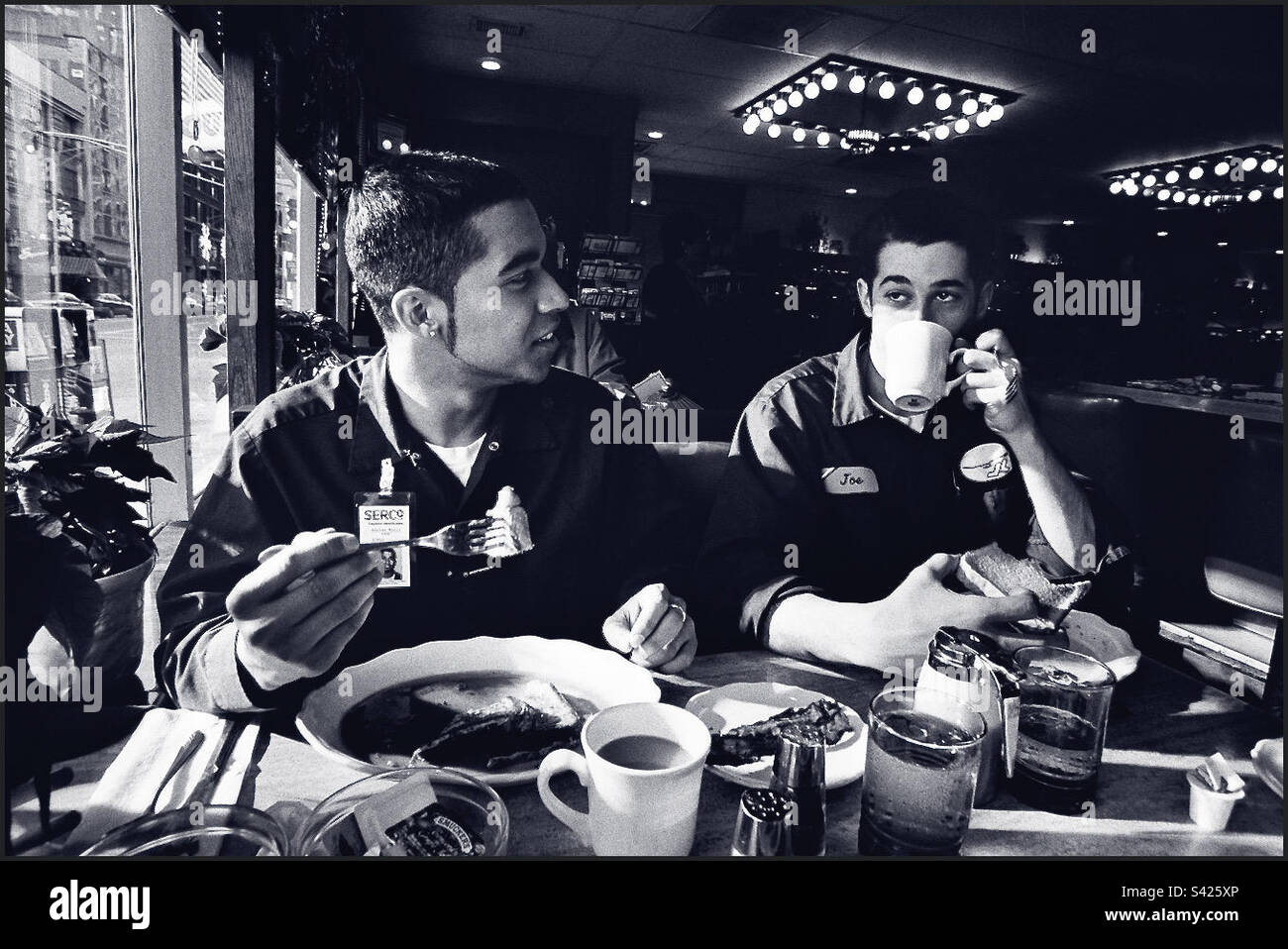 Operai che fanno colazione in deli di New York. Foto Stock