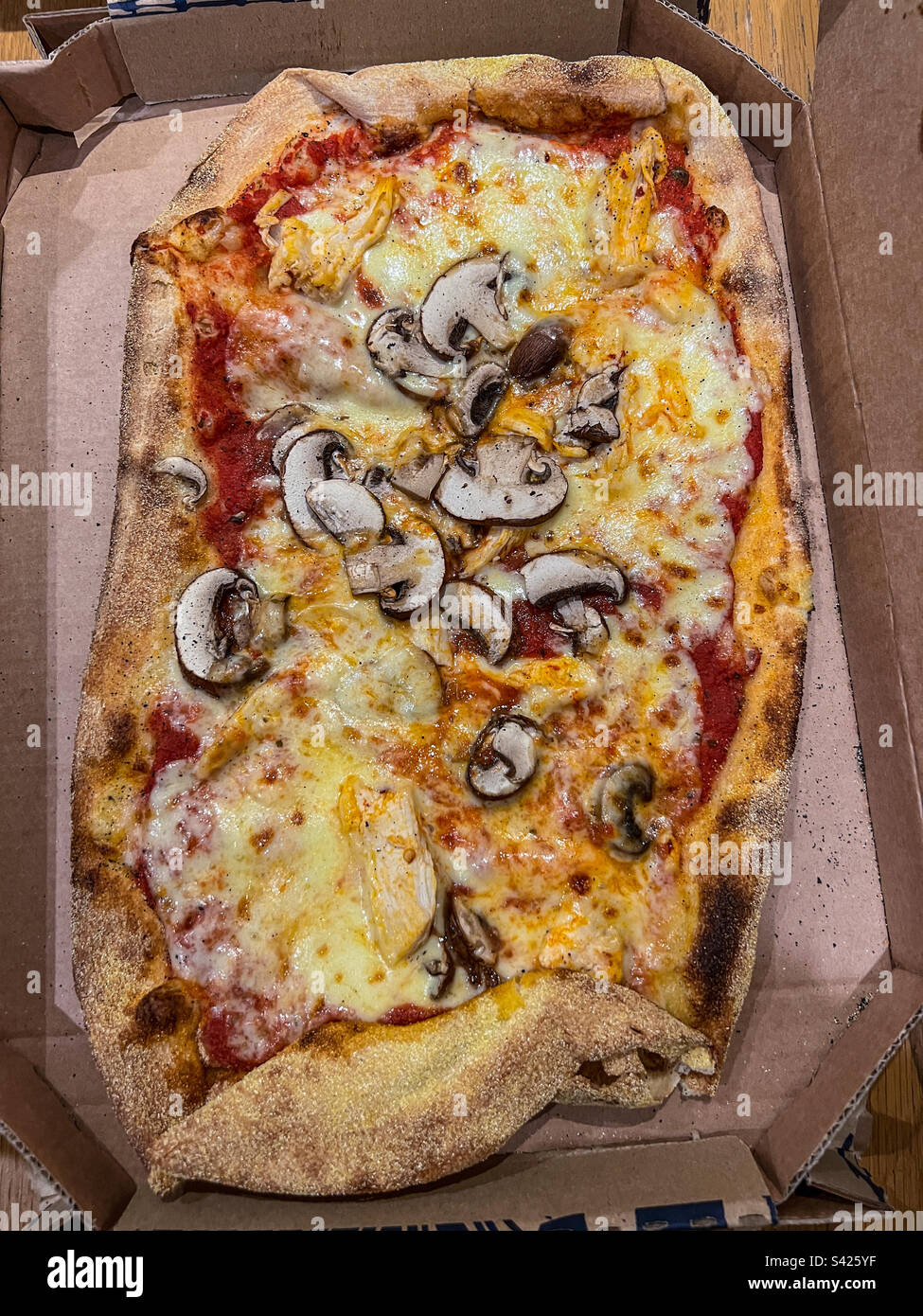 Pizza al pollo e ai funghi in scatola da asporto - Immagine stock catturata con smartphone