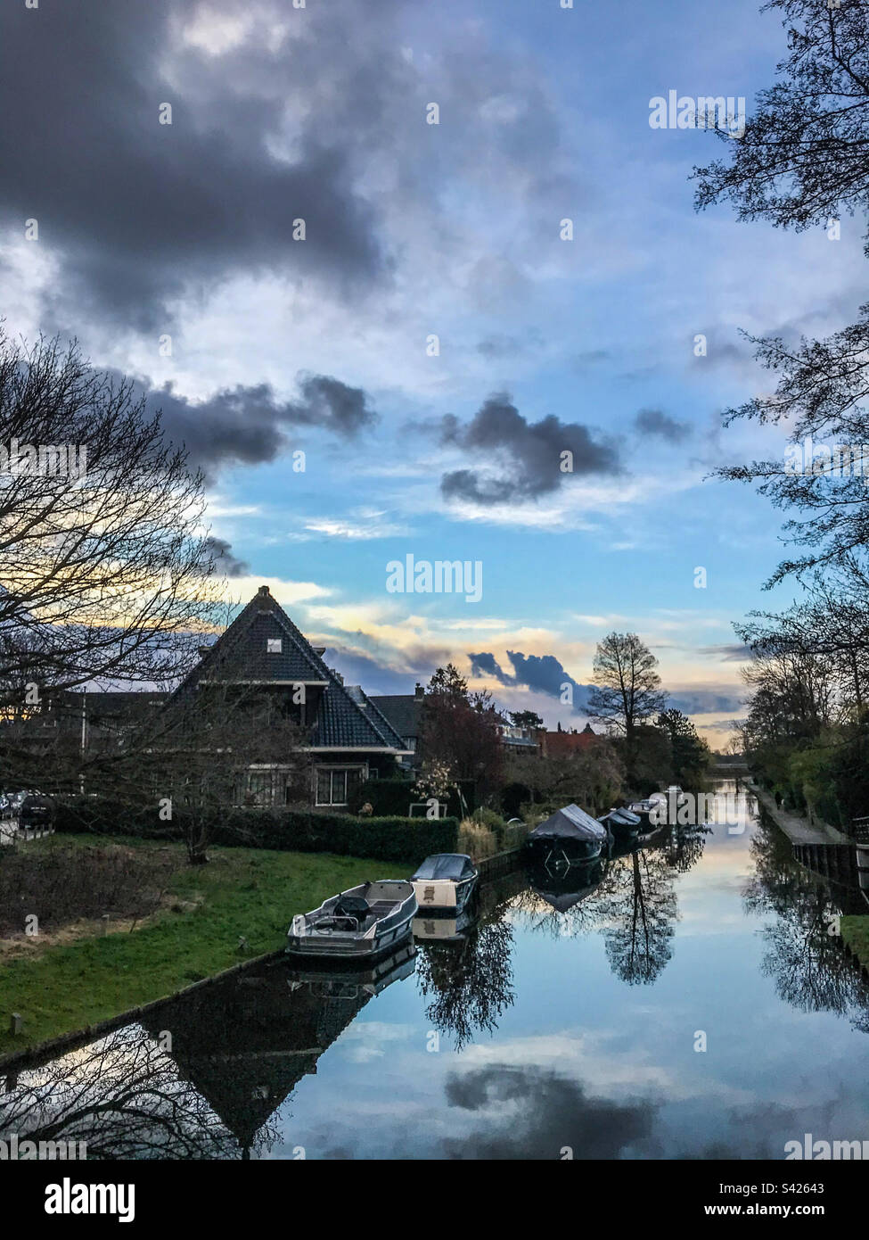 Bella alba sul canale - Immagine stock catturata con smartphone