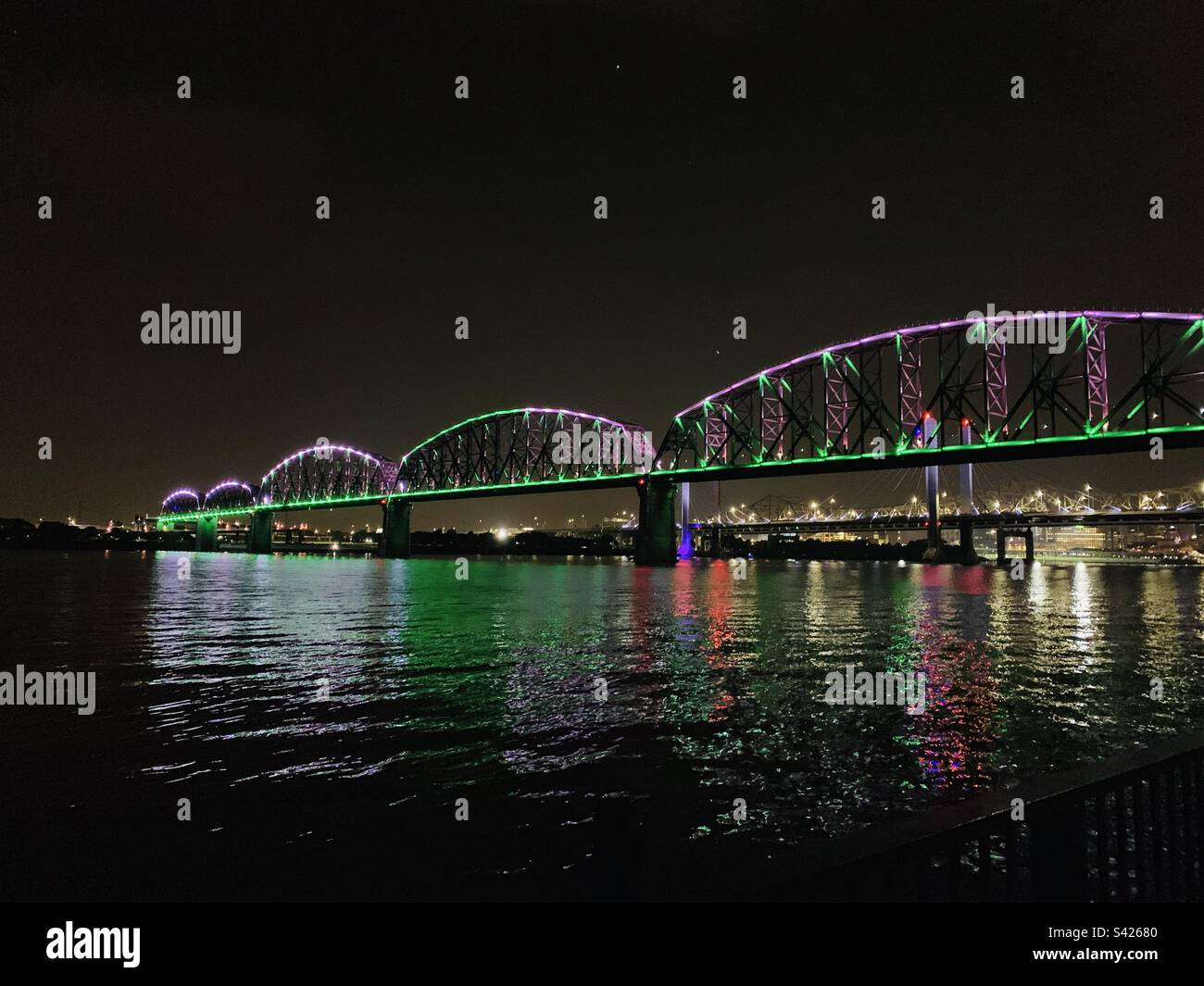 Big Four Bridge di notte a Louisville, Kentucky. Luci rosa e verdi. Foto Stock