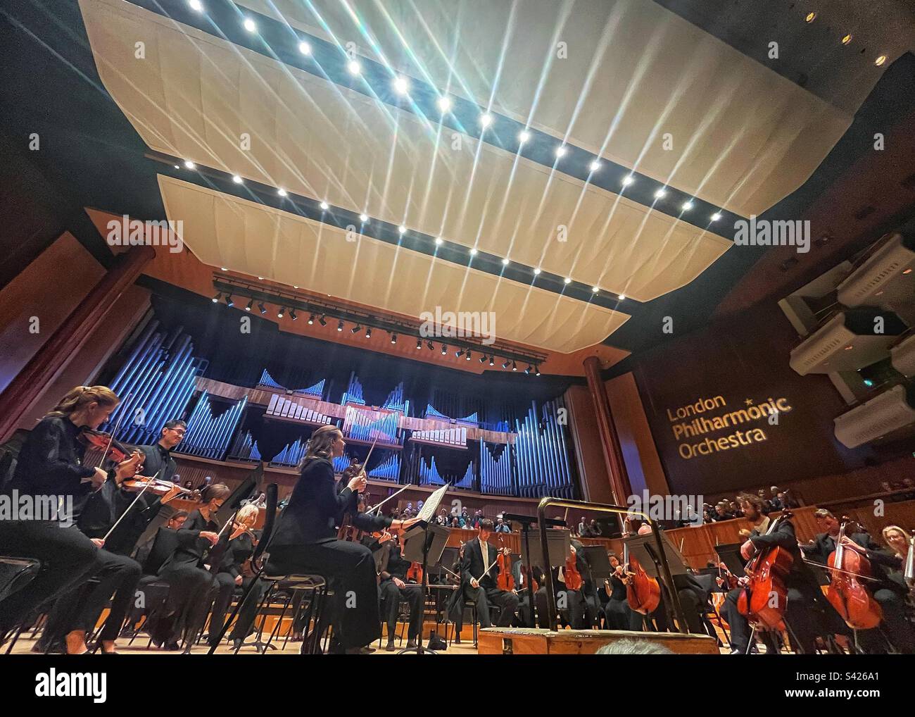 London Philharmonic Orchestra sul palco al Royal Festival Hall sulla South Bank di Londra - Immagine stock catturata con smartphone
