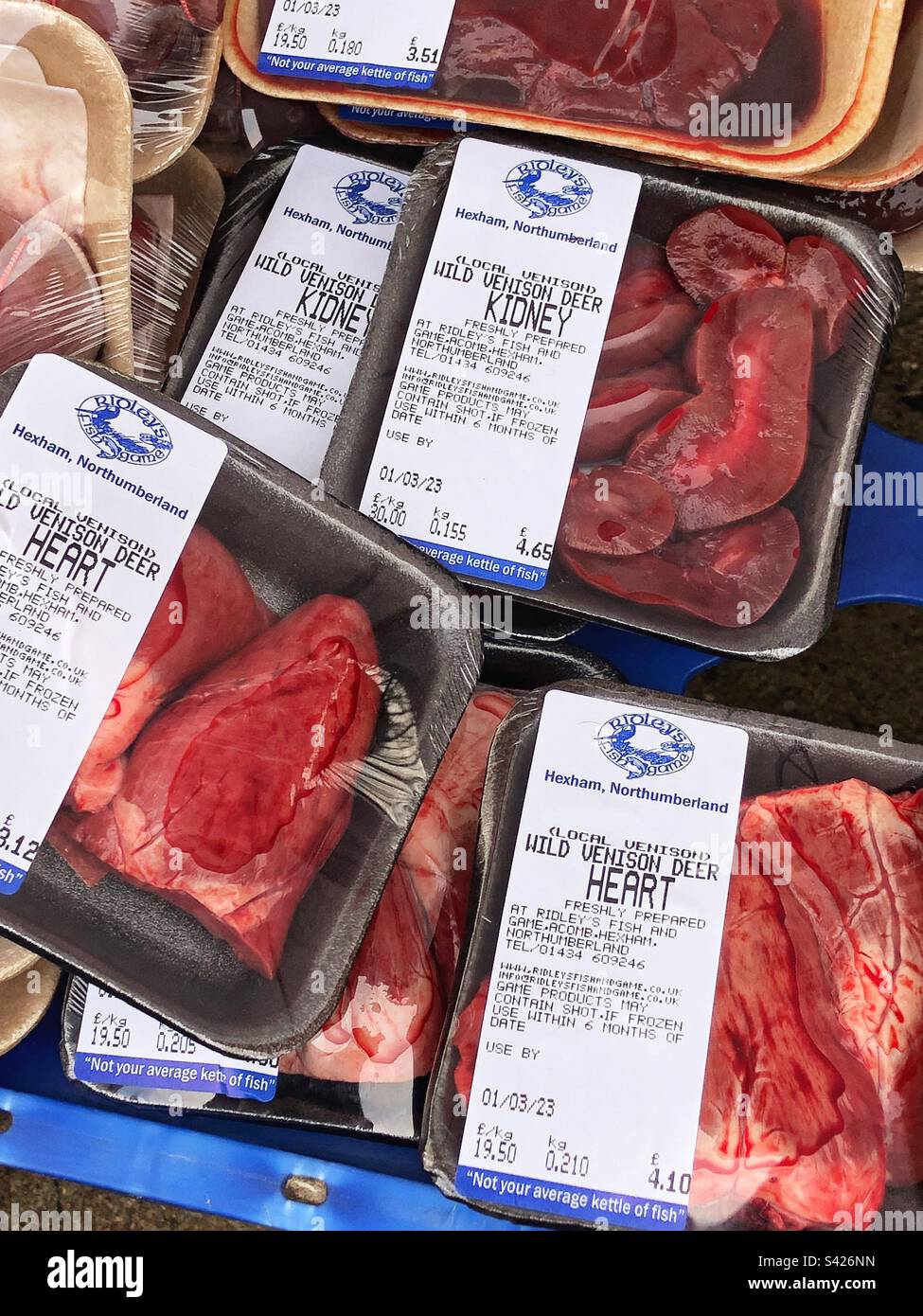 Specialità selvaggina selvatica produce e tagli di carne in vendita presso il mercato agricolo locale stallo, carne animale organo selvaggina cuore cervo selvatico e cervo selvatico rene Foto Stock