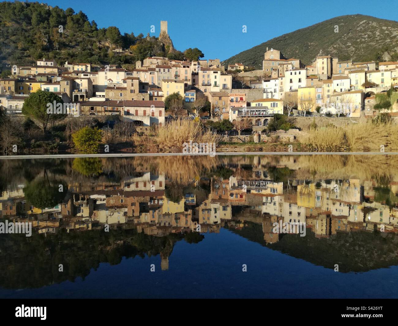 Roquebrun villaggio in Haut-Languedoc, Occitanie, Francia - Immagine stock catturata con smartphone