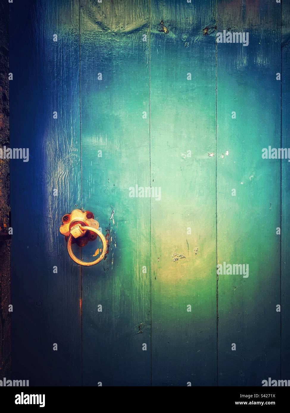 Colorata fotografia con filtro grungo di una porta in legno. Texture di sfondo. Blu turchese acquea colori - Immagine stock catturata con smartphone