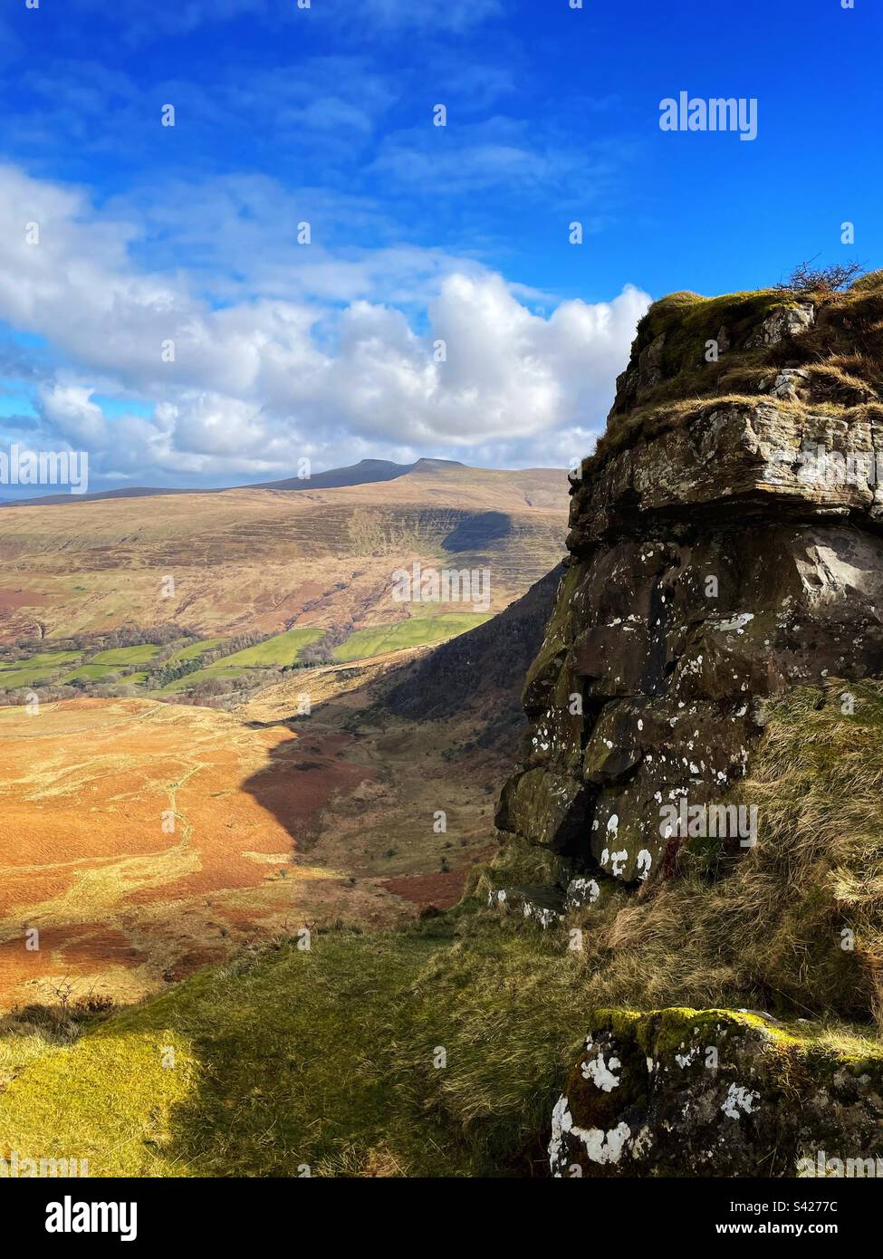 Vista verso le cime gemelle di Pen y Fan e Corn Du da Craig Cerrig-Gleisiad, Brecon Beacons, Galles, febbraio. Foto Stock