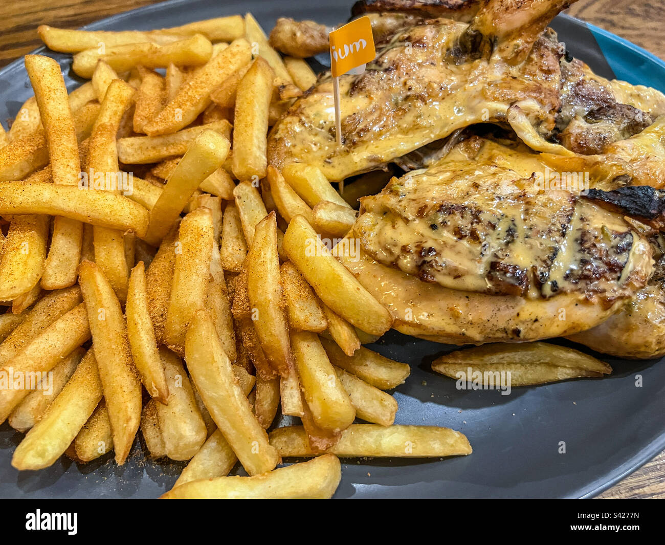Il pollo peri peri intero di Nando e le patatine condite Foto Stock