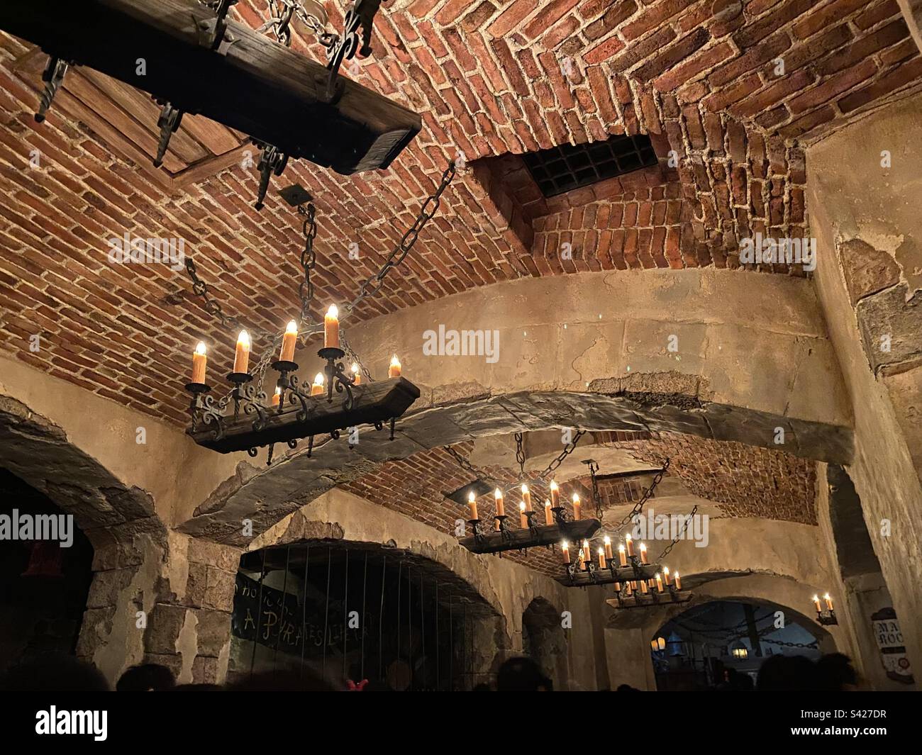 Lampadari in un edificio simile a una grotta Foto Stock