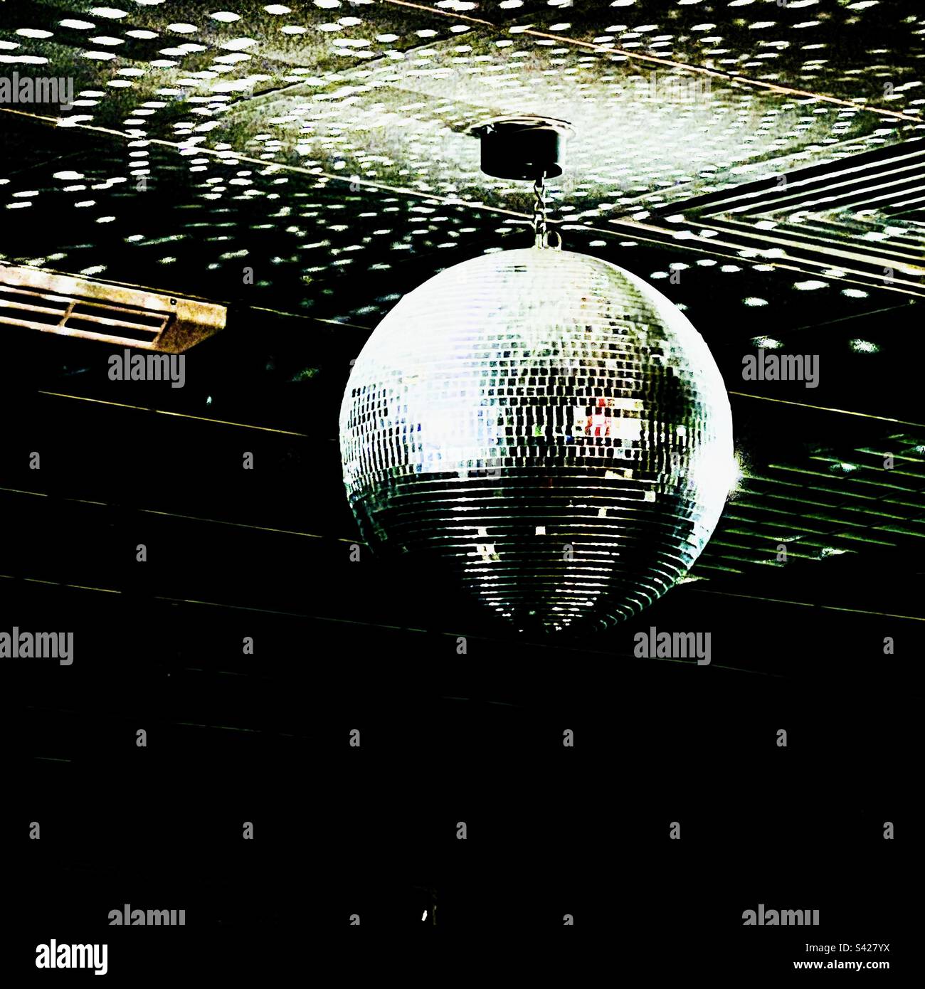 La palla da discoteca illumina il soffitto a Oxford Gig Foto Stock