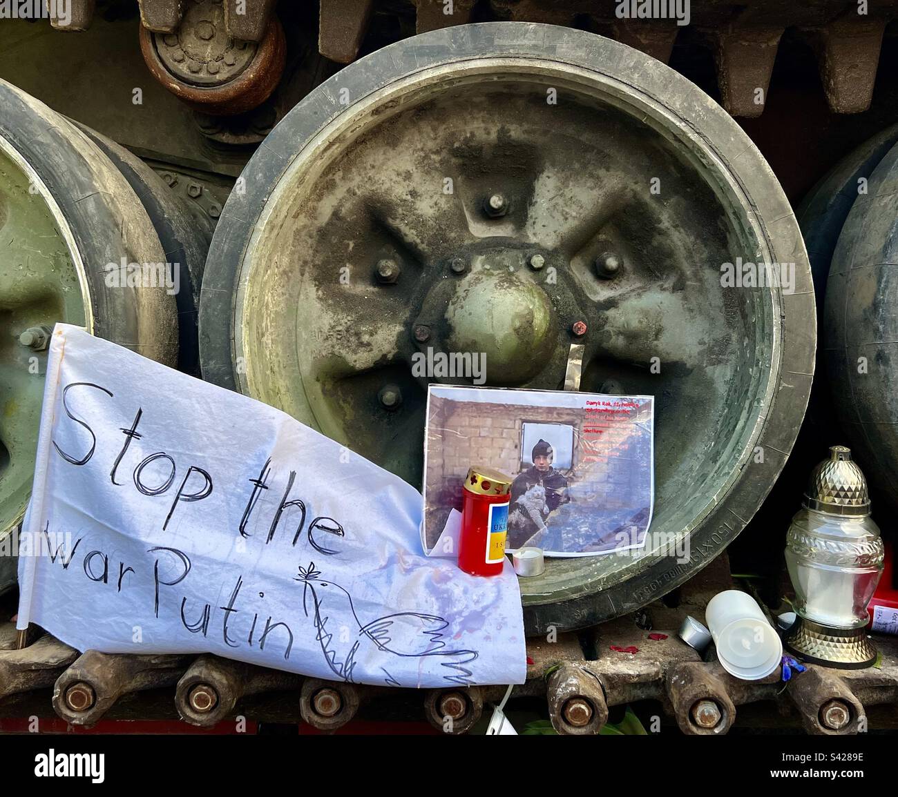 Banner sul carro armato Rusty Russian T-72 B1. Gli attivisti hanno messo il carro armato di fronte all’ambasciata russa a Berlino per protestare contro l’invasione di Putin dell’Ucraina - Immagine stock catturata con smartphone