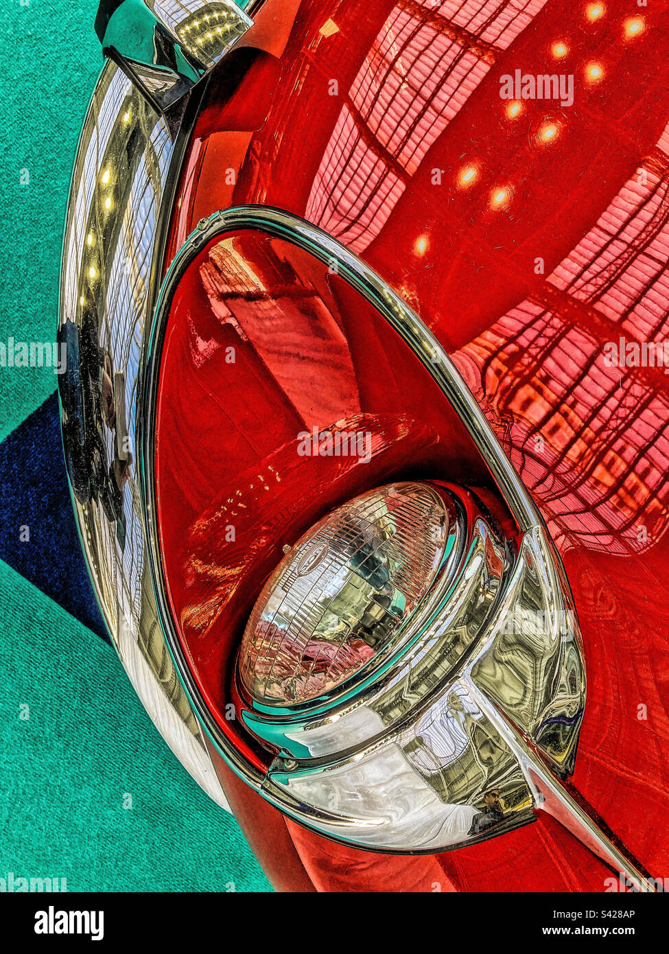 Primo piano di un faro di una Jaguar e-Type classica Foto Stock