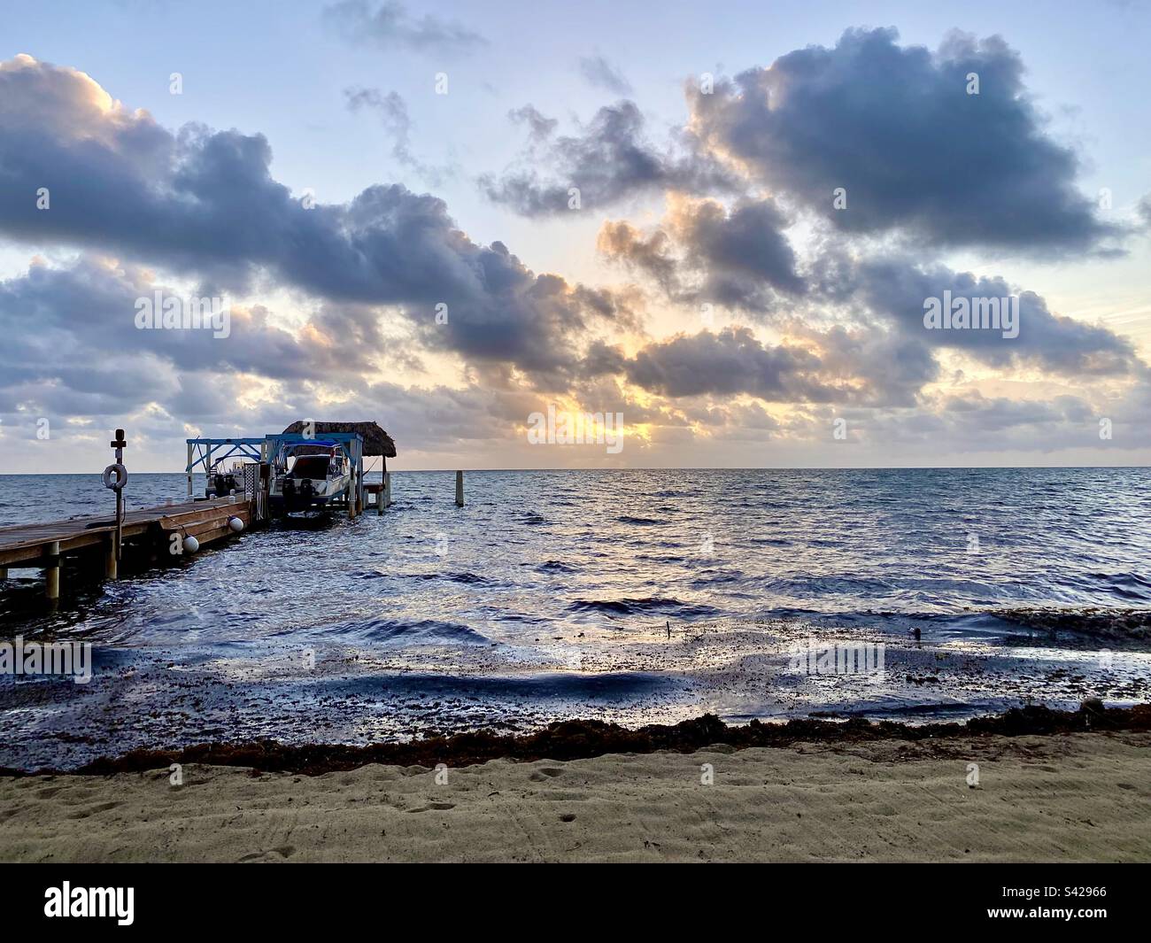 Alba sulla spiaggia di Hopkins, Belize Foto Stock