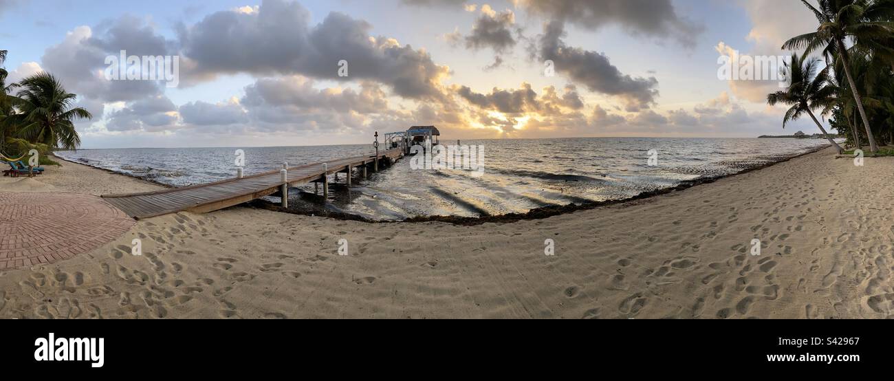 Panoramica di vista dalla spiaggia sull'Oceano Atlantico, a Hopkins, Belize Foto Stock