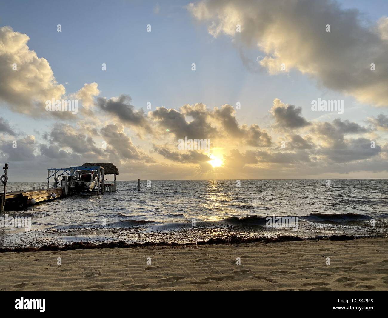 Bellissima alba sulla spiaggia di Hopkins, Belize Foto Stock