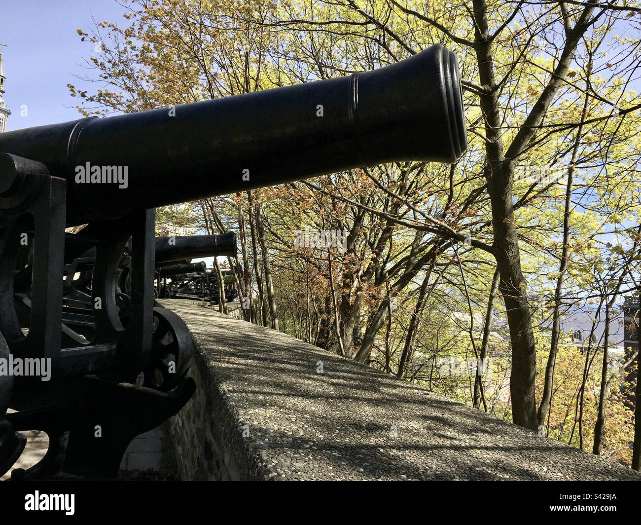 I vecchi canoni indicano la strada per il fiume Saint Laurence nella città vecchia di Quebec City. Foto Stock