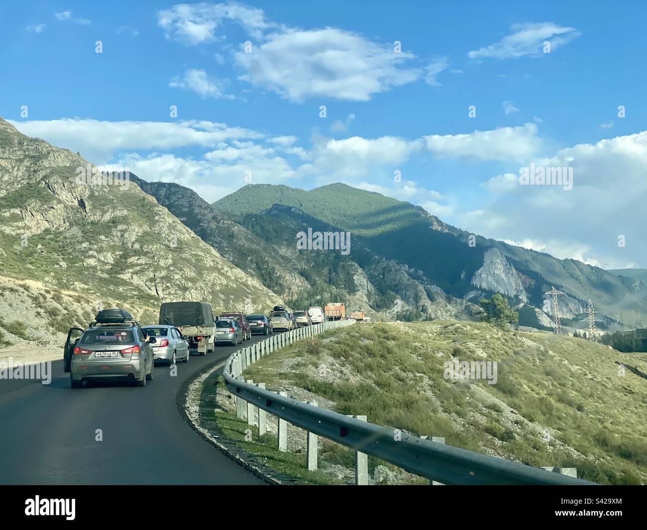 Le auto sono bloccate nel traffico su una strada di montagna a causa di riparazioni in Altai in Siberia. - Immagine stock catturata con smartphone