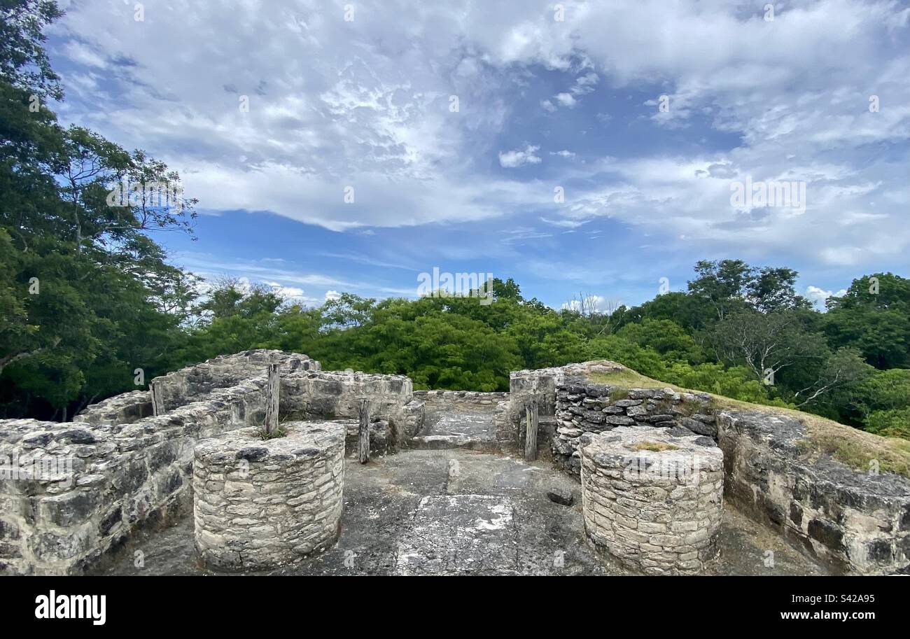 Struttura in rovina Maya A-26 presso la riserva archeologica di Xunantunich in Belize - Immagine stock catturata con smartphone