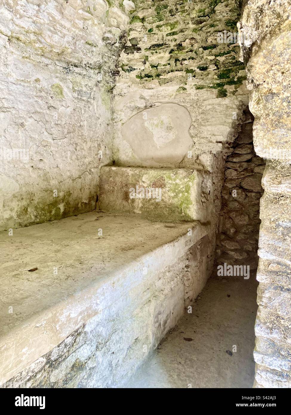 Antichi dormitori in rovina Maya a Cahal Pech sito archeologico, Belize - Immagine stock catturata con smartphone