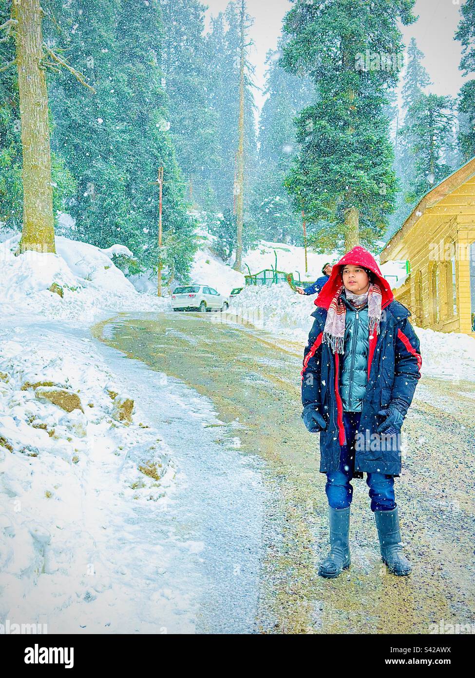 Labbra bianche , faccia pallida , respirazione in fiocchi di neve Foto Stock