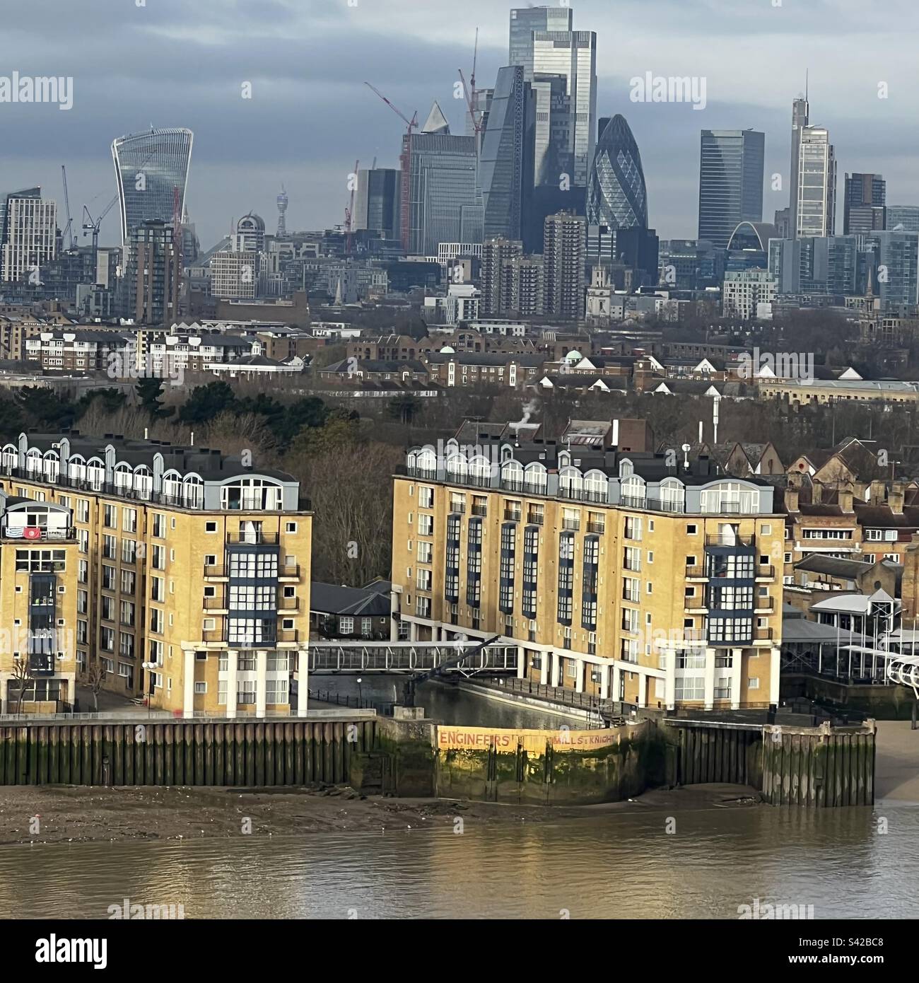Vista degli appartamenti di Londra dal molo delle canarie Foto Stock