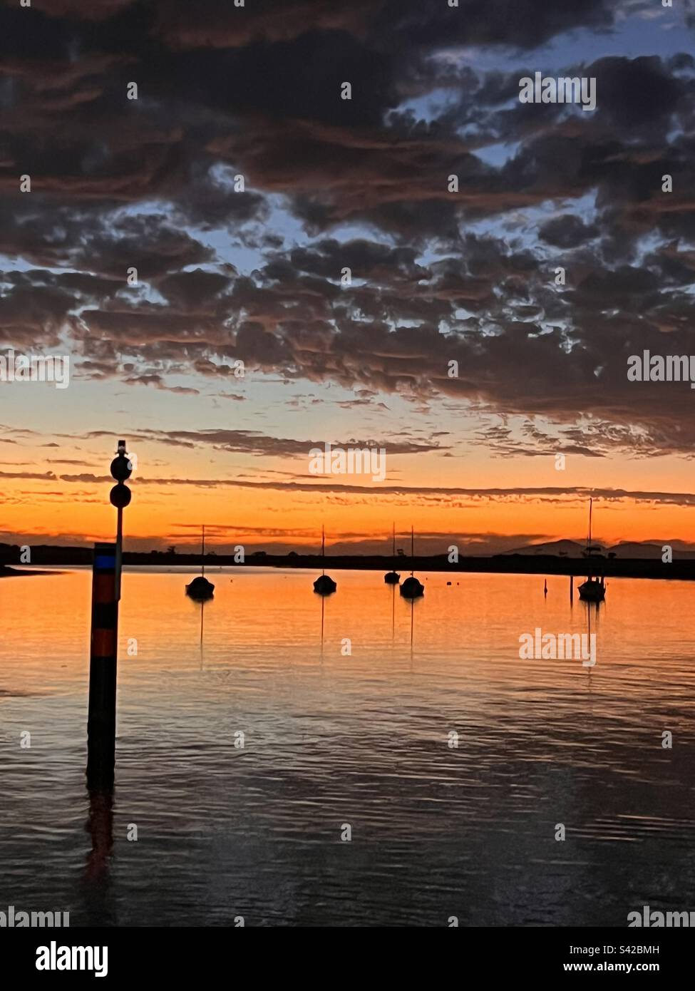 Tramonto mozzafiato sulla spiaggia. Foto Stock