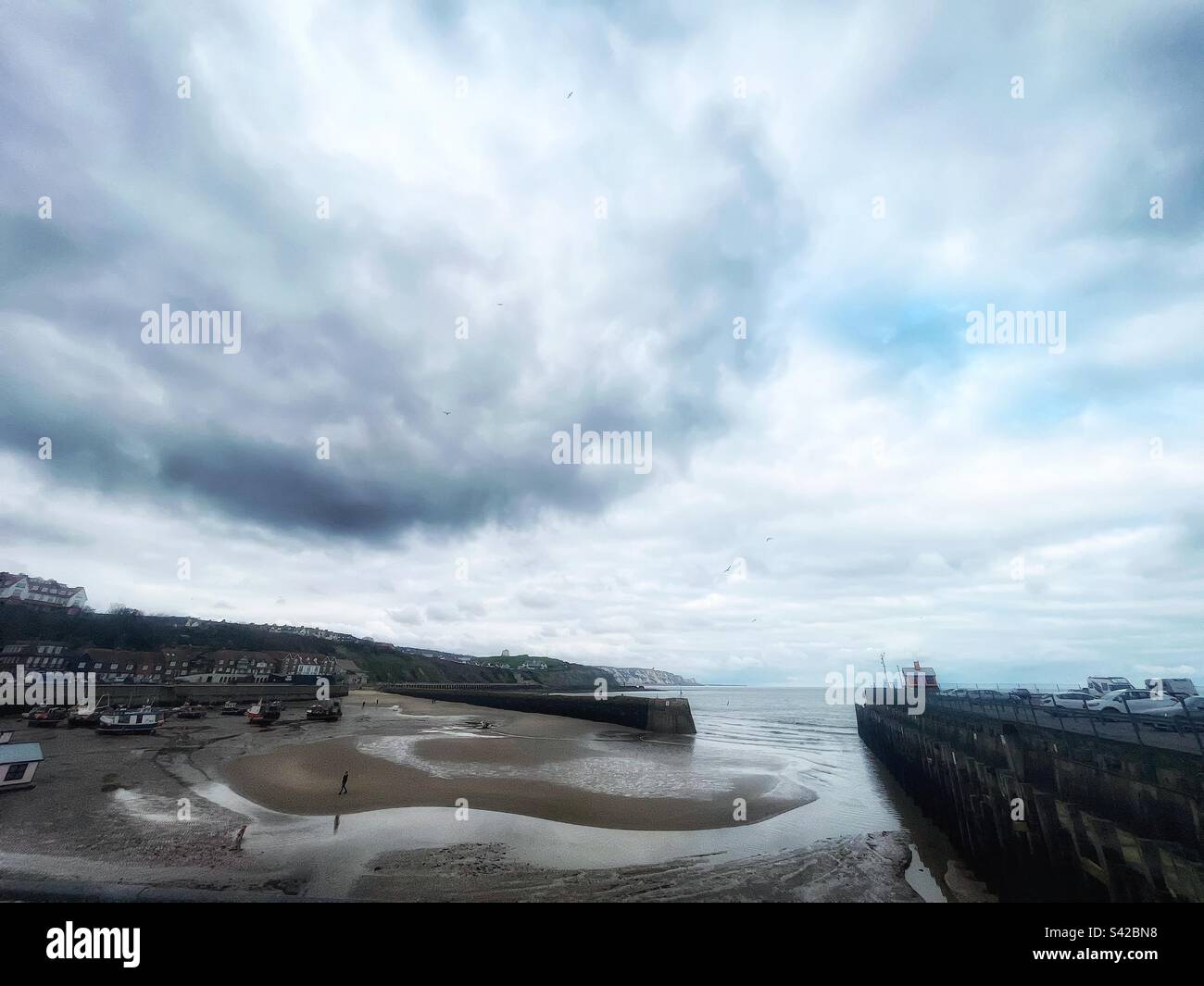 Foce del Porto a Folkestone, Kent con la bassa marea - Immagine stock catturata con smartphone