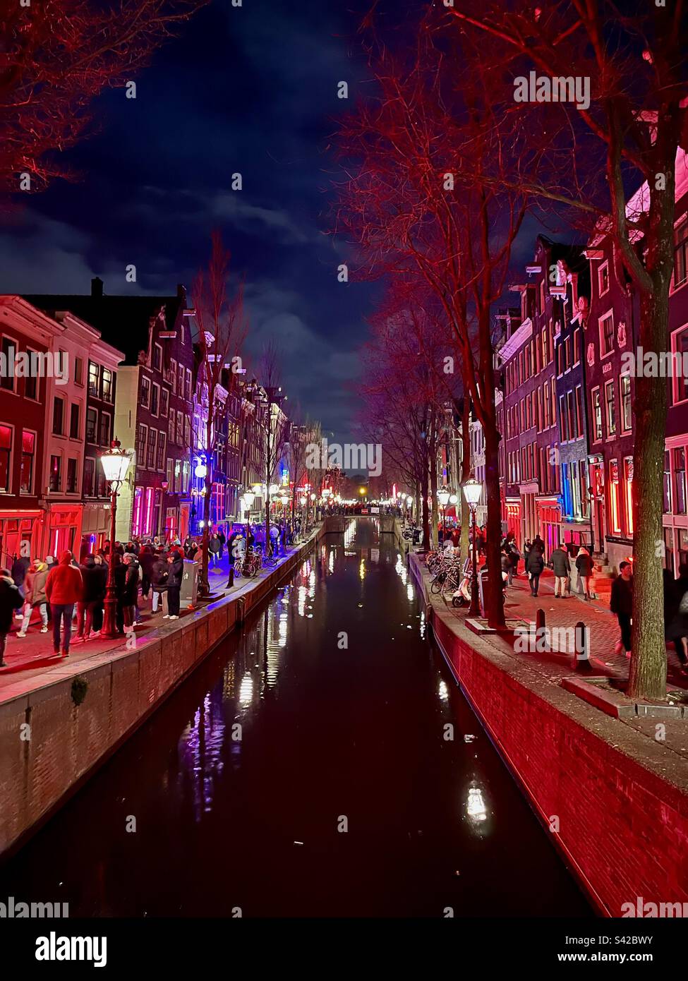 L'Oudezijds Achterburgwal, spesso abbreviato con OZ Achterburgwal, è una strada e un canale nel quartiere a luci rosse di De Wallen, nel centro di Amsterdam. Foto Stock