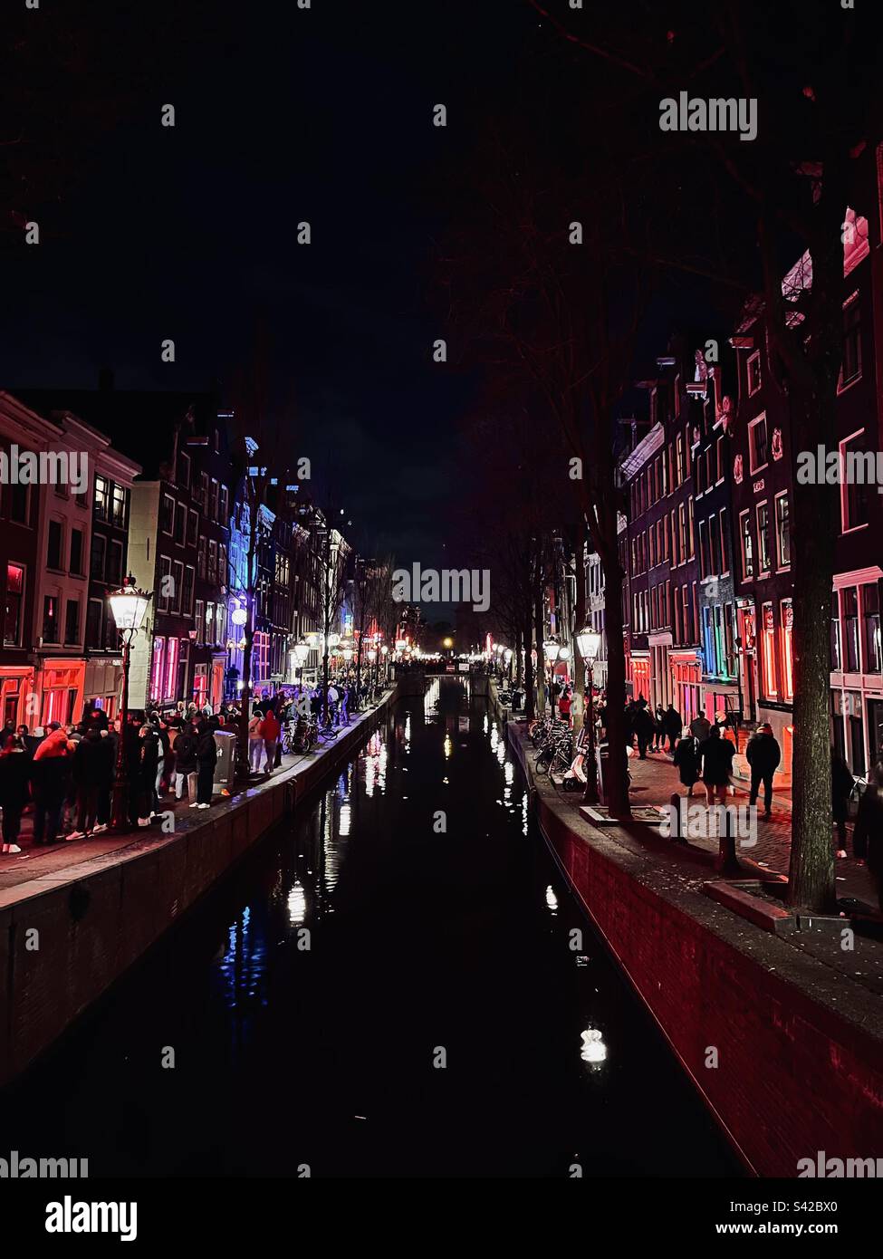 Oudezijds Achterburgwal, o OZ Achterburgwal - una strada e un canale a De Wallen, il quartiere a luci rosse nel centro di Amsterdam, Paesi Bassi. Foto Stock