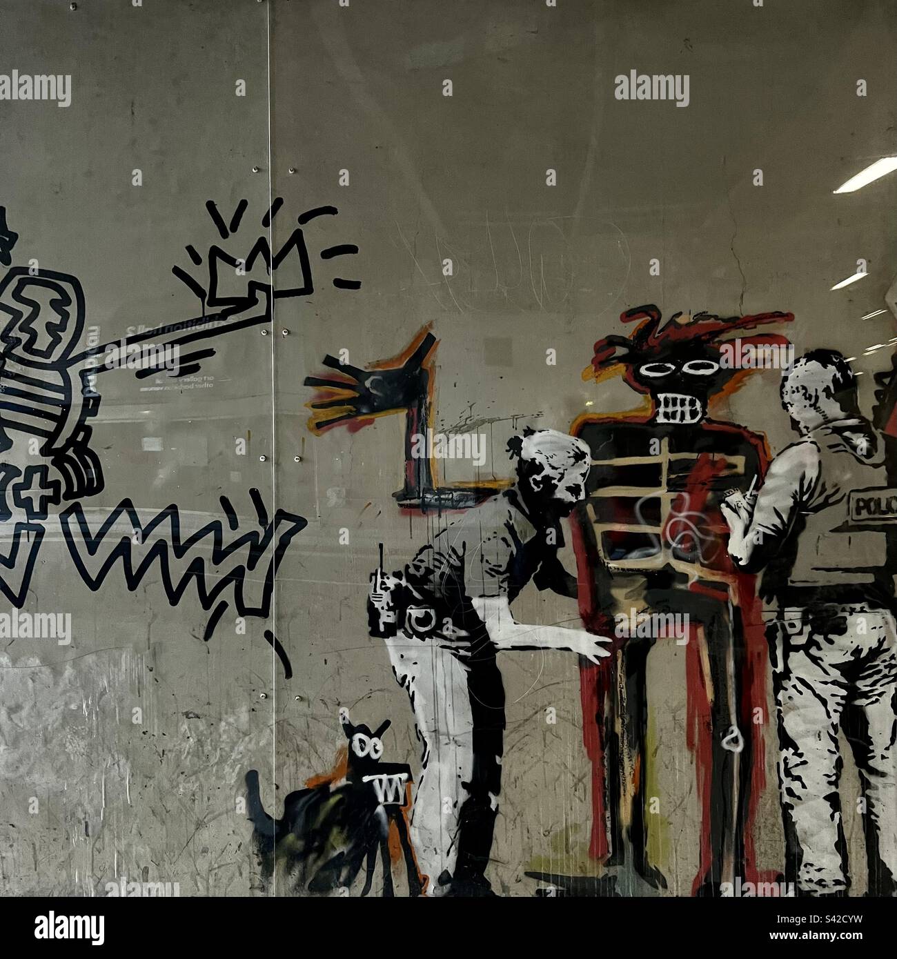 Banksy Art omaggio a Basquiat sulla parete barbicana protetta da plexiglass a Londra Foto Stock