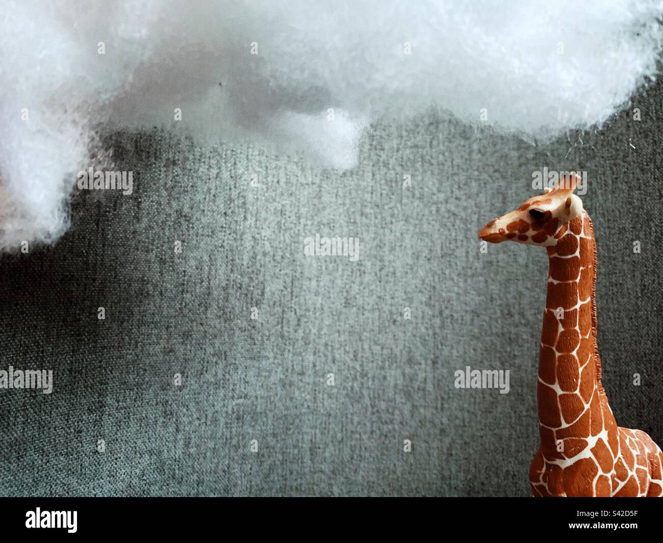 Giraffa giocattolo nelle nuvole Foto Stock