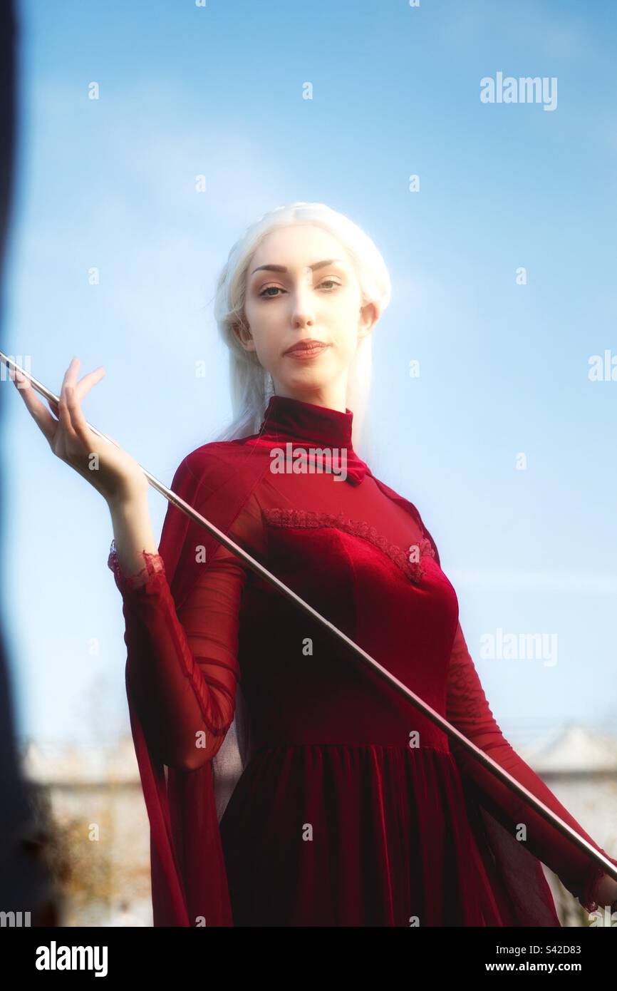 Elegante cosplay ragazza vestita come un elfo o personaggio di Game of Thrones Foto Stock