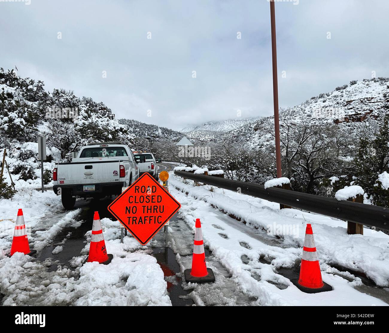 Autostrada 89a fuori Sedona, chiusa a causa di forti nevicate. Foto Stock