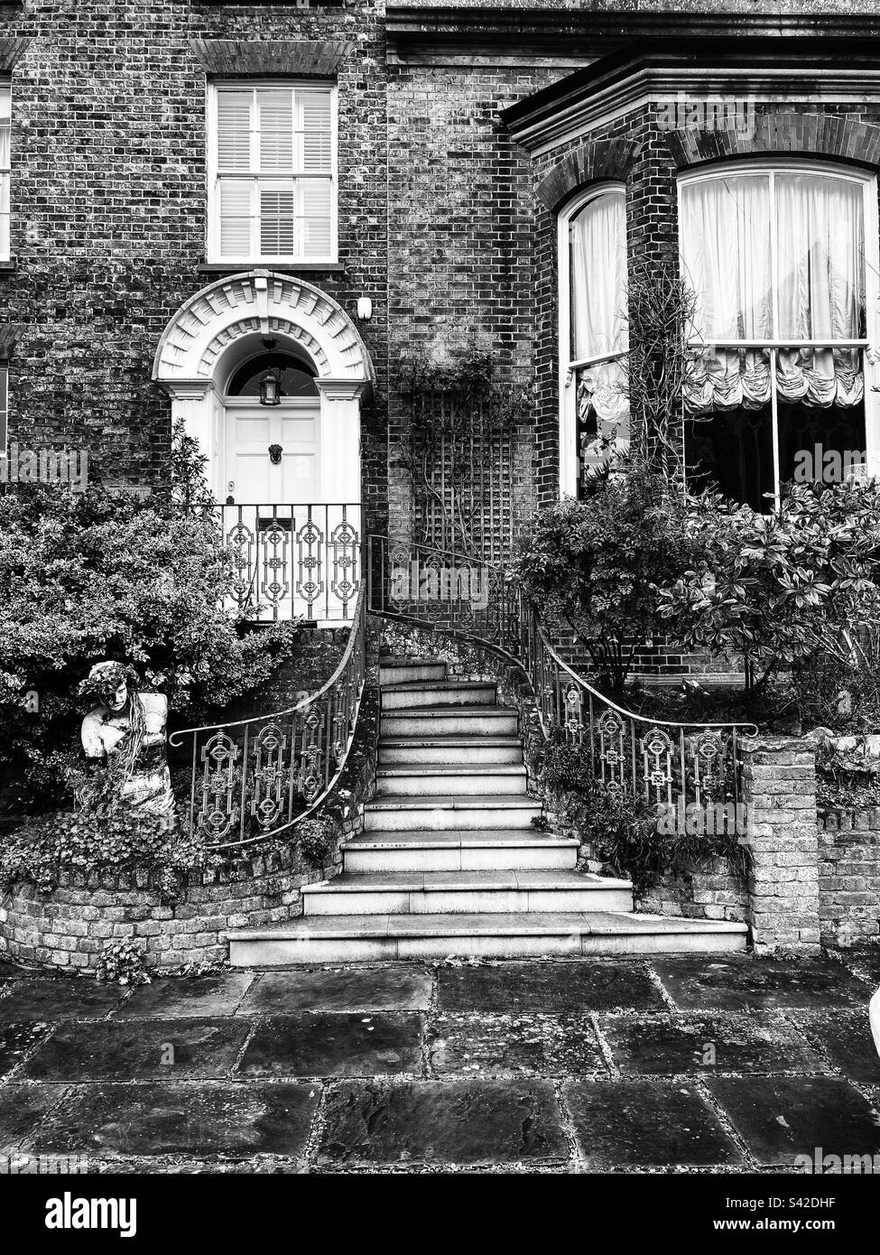 Immagine in bianco e nero di una bella casa d'epoca in Deal, Kent - Immagine stock catturata con smartphone