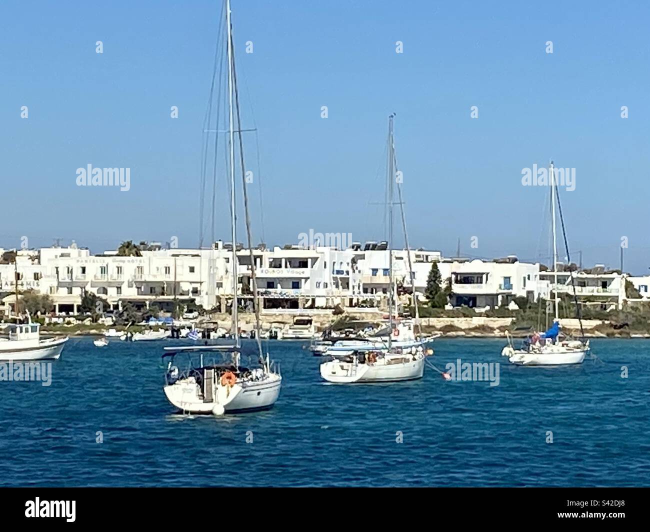 Tre barche che navigano accanto a Paros, Grecia - Immagine stock catturata con smartphone