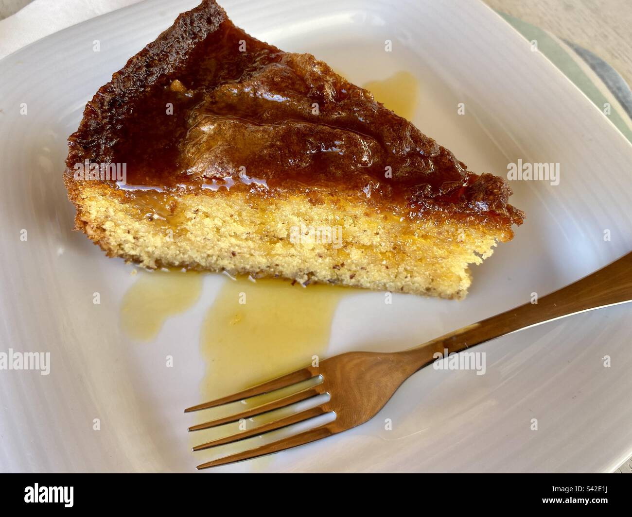 Torta d'arancia portoghese con sciroppo - Immagine stock catturata con smartphone