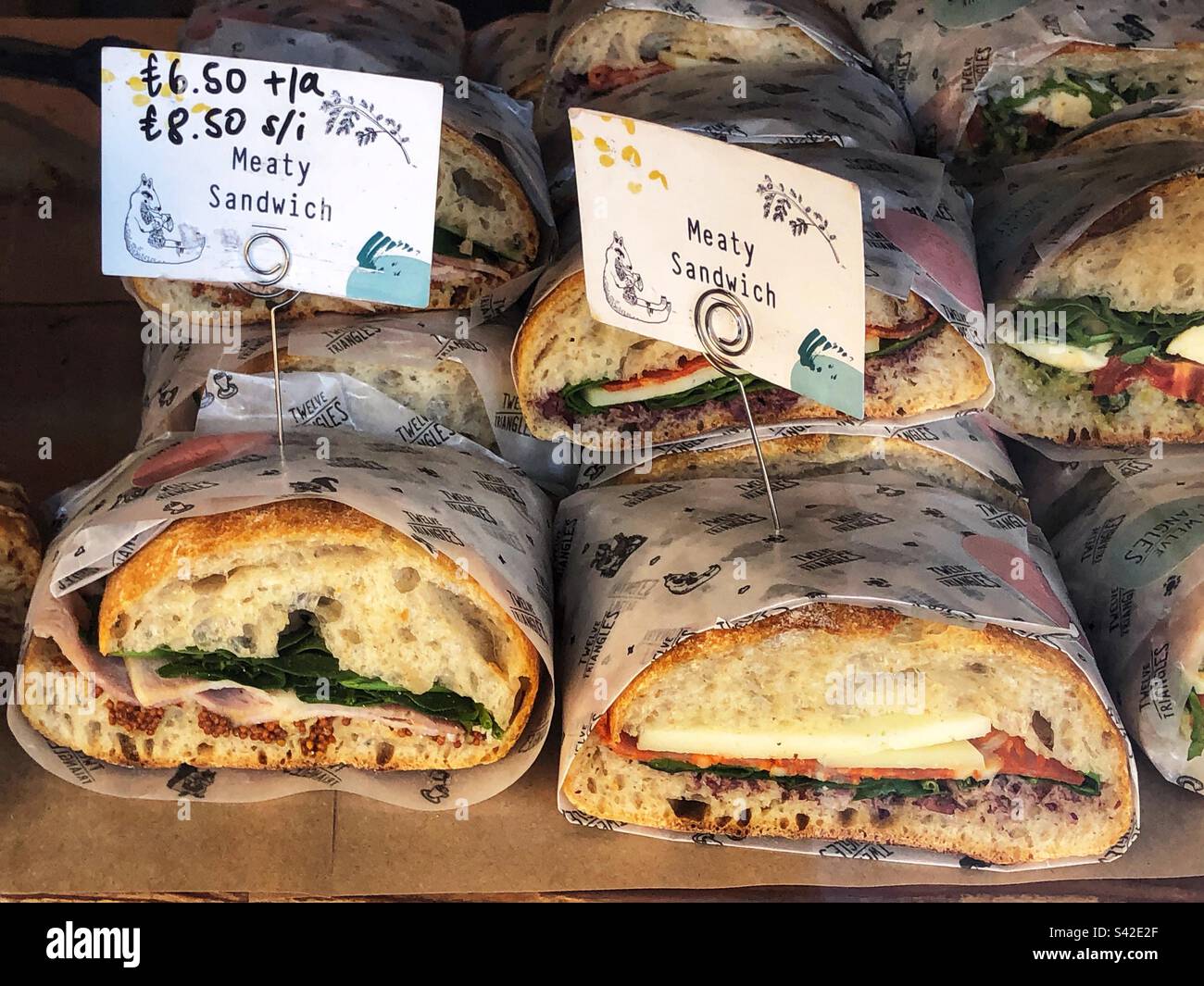 Panino di carne appena fatto prezzo in vendita nella vetrina del caffè - Immagine stock catturata con smartphone