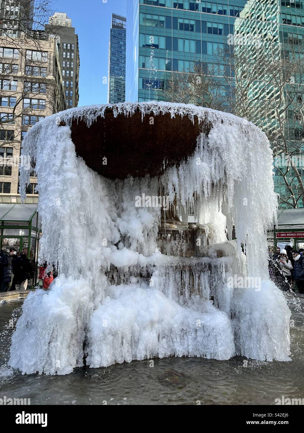 Fontana congelata nel Bryant Park a New York. Foto scattata a New York nel dicembre 2022 Foto Stock