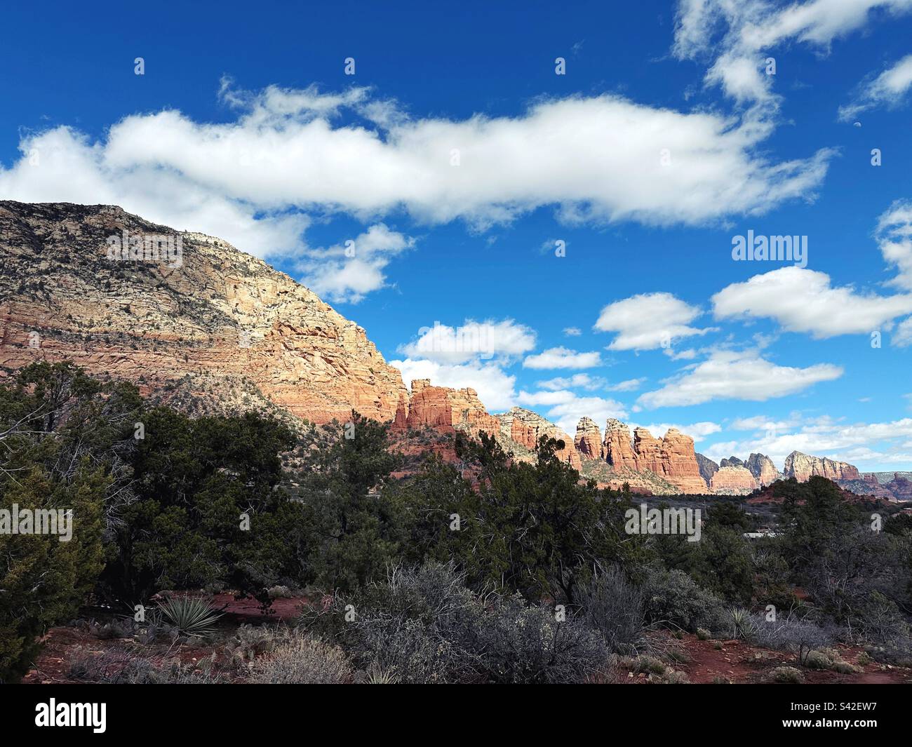 Sedona, Arizona vista panoramica con nuvole e ombre su rocce rosse. Foto Stock