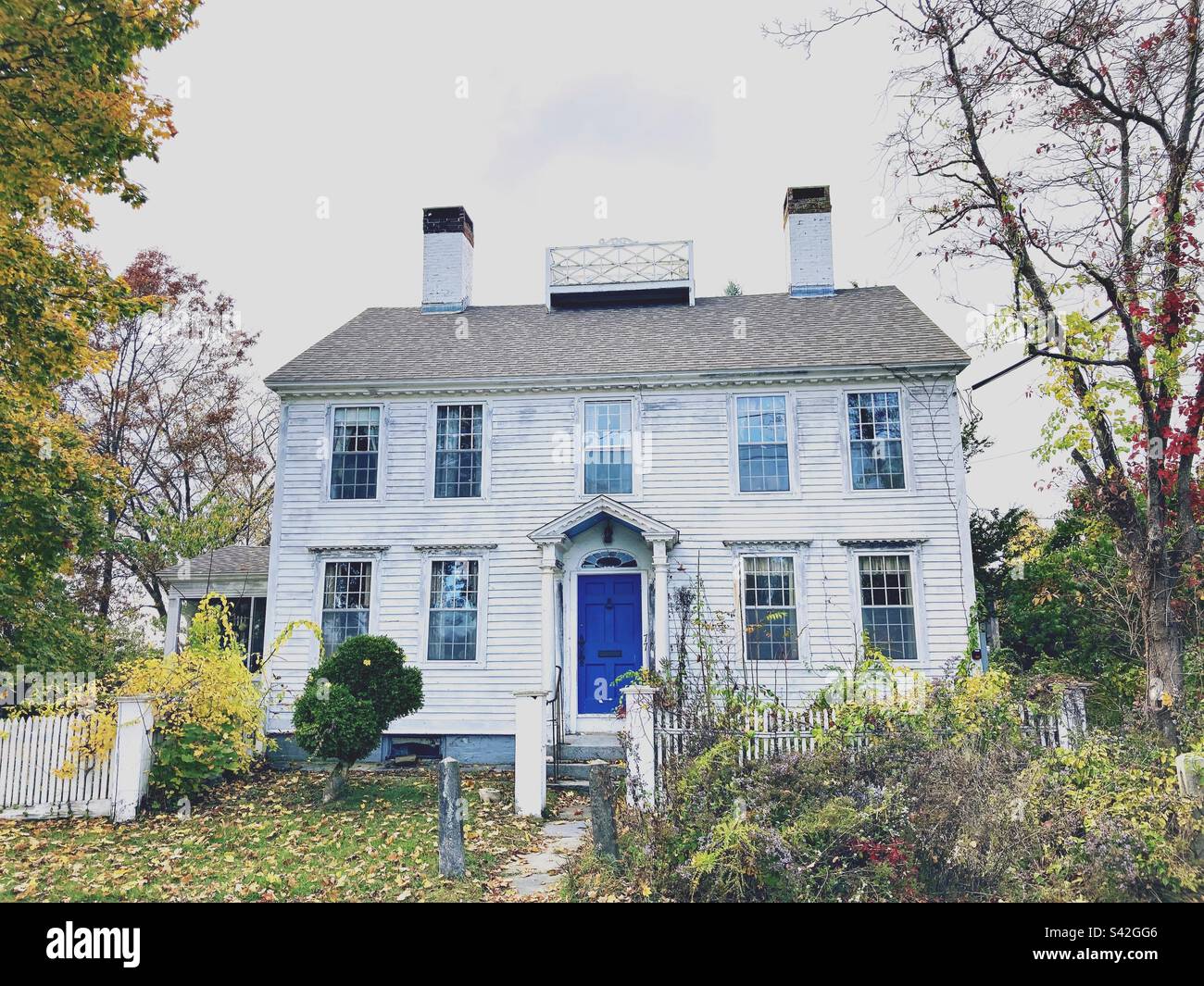 Casa del vecchio capitano con la vedova a piedi e la porta blu a Clinton, Connecticut, USA durante l'autunno nel New England. Foto Stock