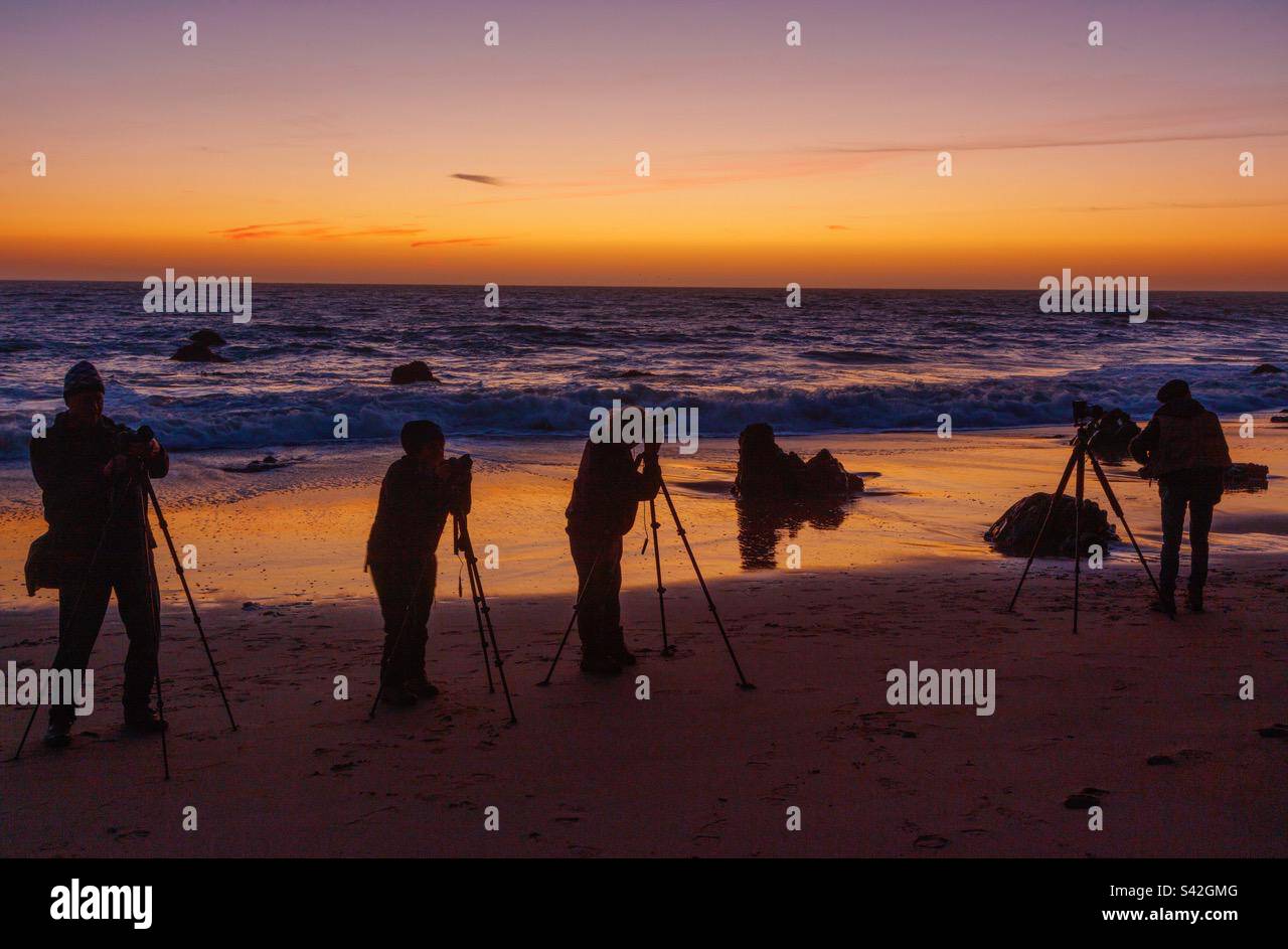 Fotografi al lavoro durante l'ora magica del tramonto – Davenport, California Foto Stock