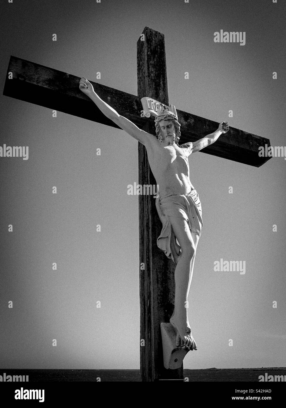 Statua raffigurante la crocifissione di Gesù Cristo situato in un piccolo cimitero sul mare a Louisbourg Nova Scotia Canada. Foto Stock