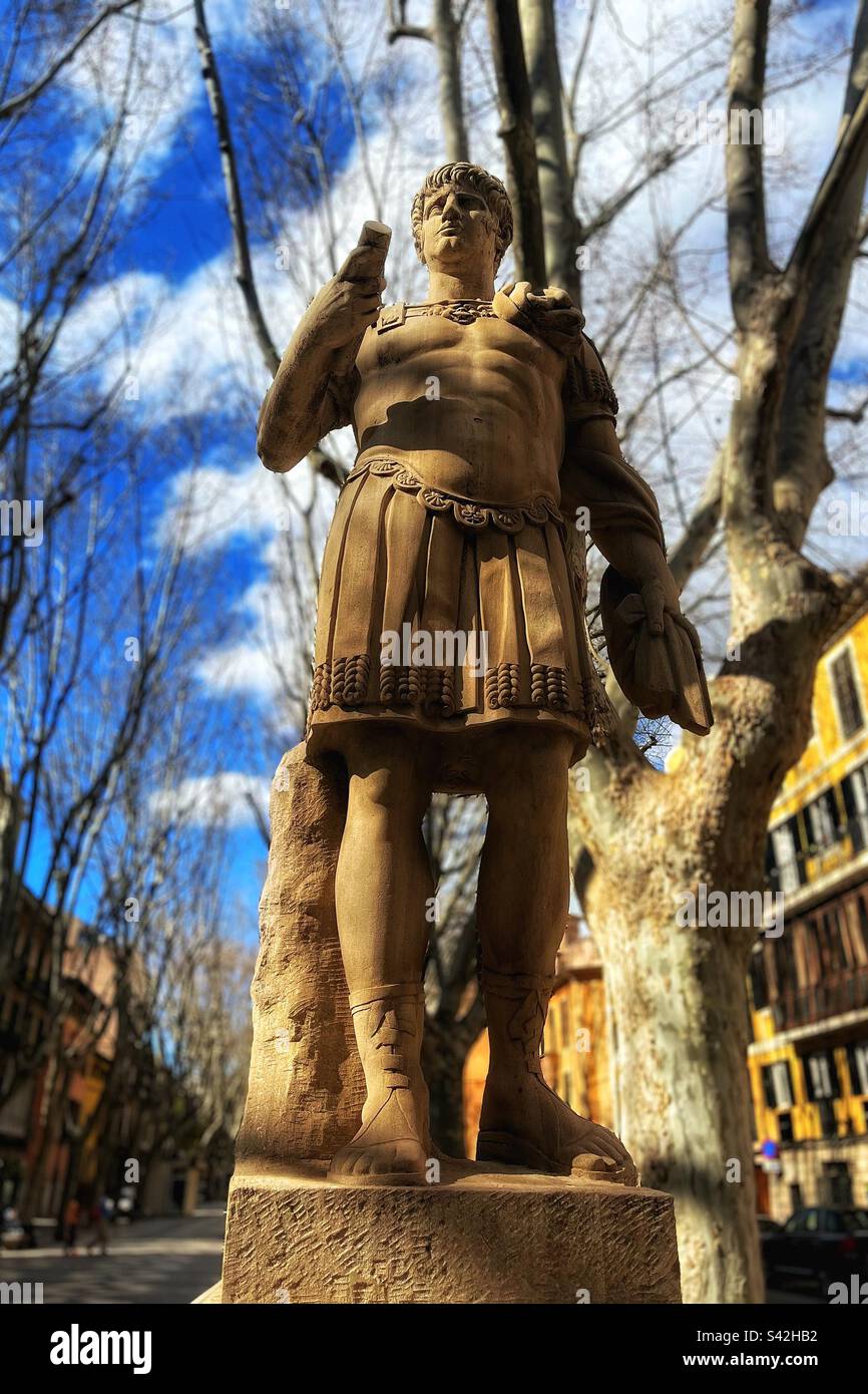Replica a tutta lunghezza, statua del soldato romano su la Rambla a Palma, Maiorca, discretamente posizionato scultura sulla base rivela lo scultore: Artifexbalear me fecit. MMVII. Uno di una coppia. - Immagine stock catturata con smartphone