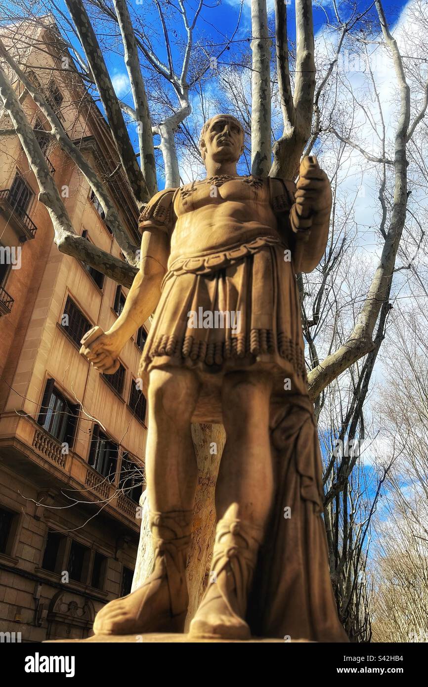 Restaurata statua di una lunghezza intera, soldato romano su la Rambla restauro di Artifexbalear me fecit. MMVII. Uno di una coppia. Squisito. - Immagine stock catturata con smartphone