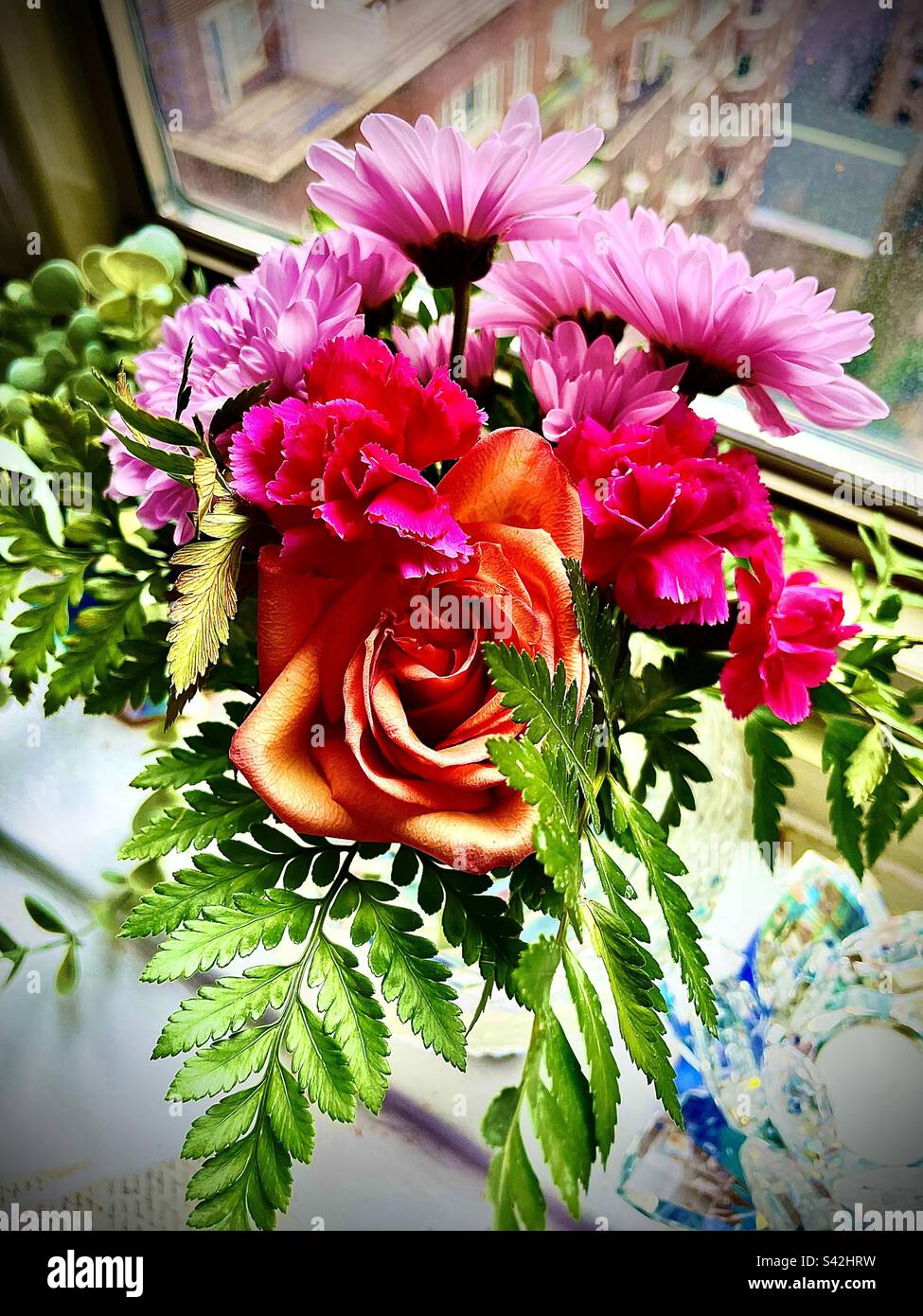 Foto stilizzata di una composizione floreale sul davanzale Foto Stock