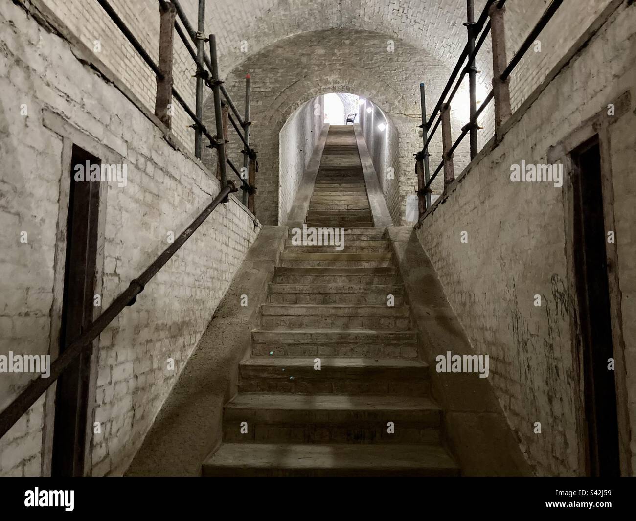 Scala in pietra all'interno di un forte costiero - Immagine stock catturata con smartphone