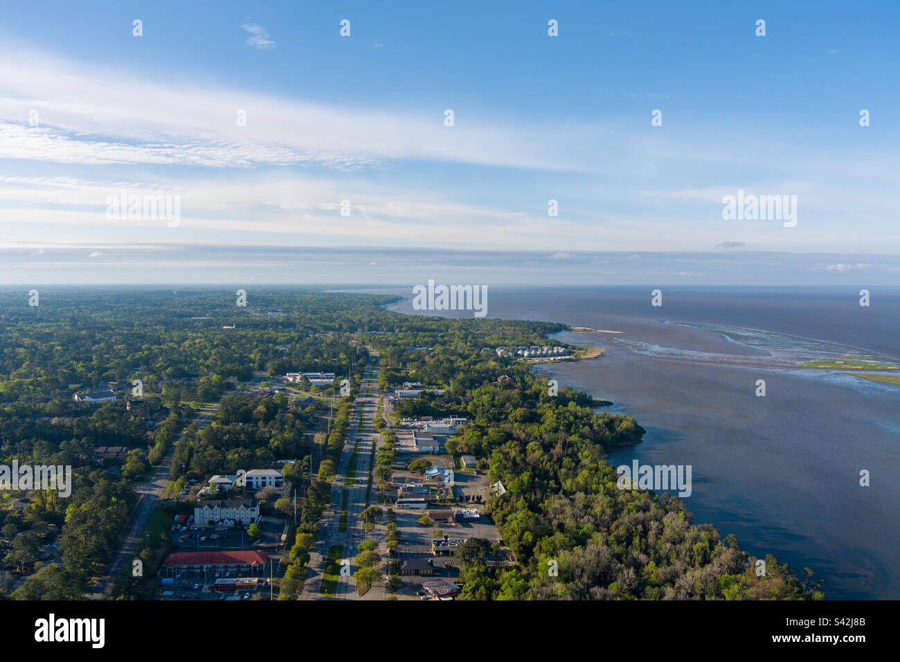 Vista aerea di Daphne, Alabama, sulla riva orientale di Mobile Bay - Immagine stock catturata con smartphone