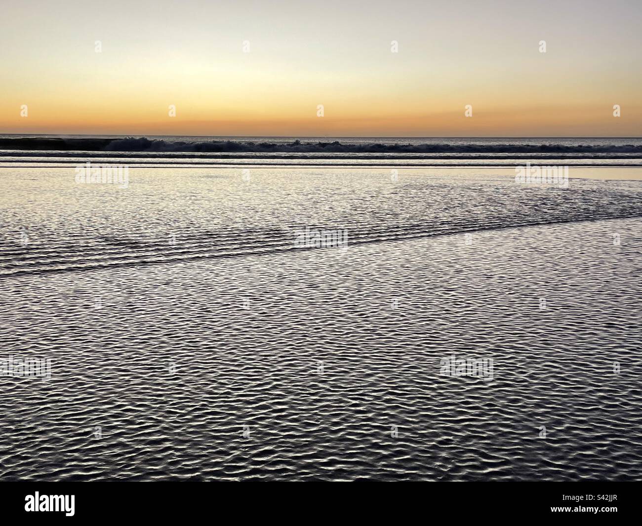 Tramonto sull'oceano, atmosfera tranquilla e tranquilla. Foto Stock