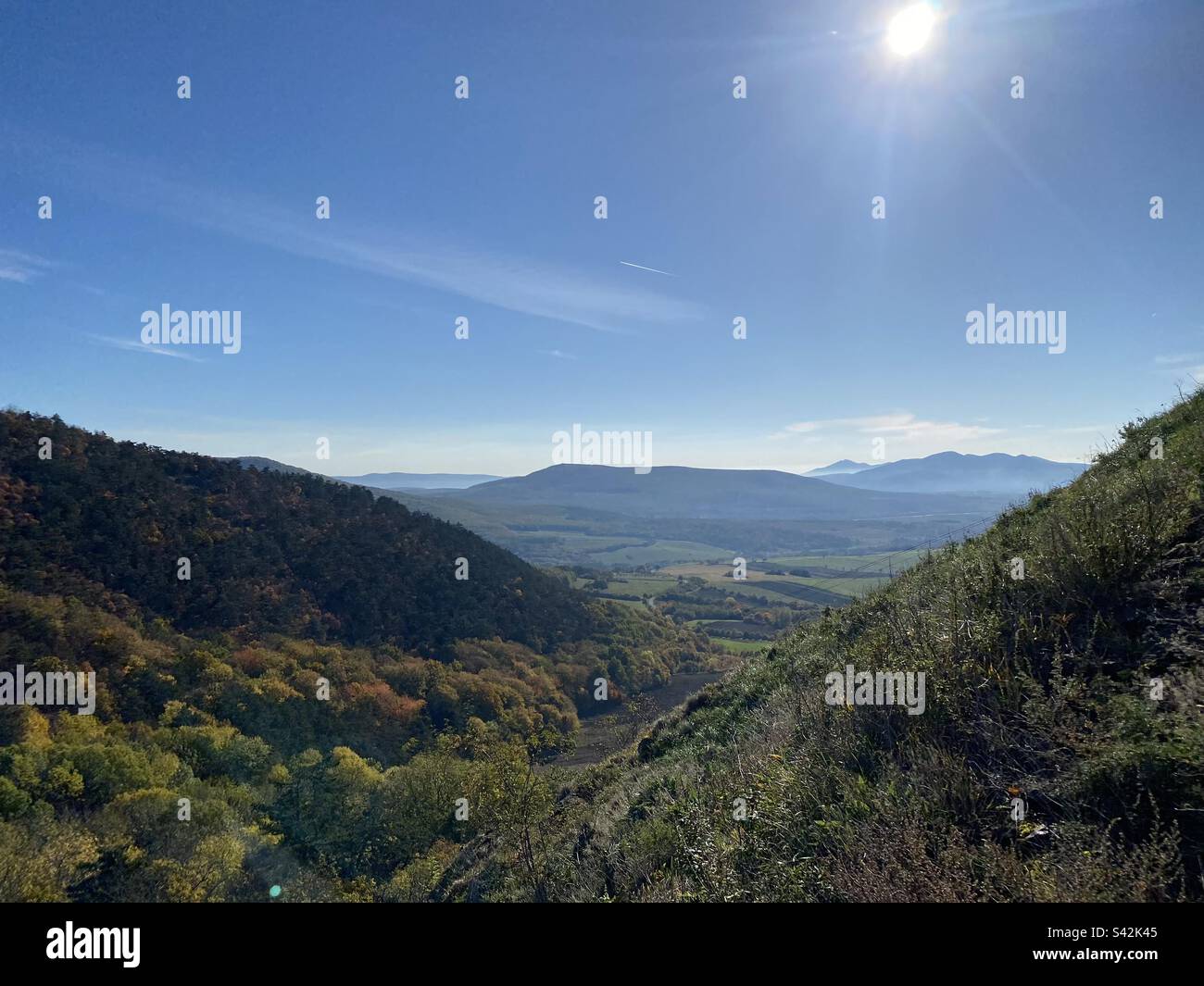 Alte colline dell'Ungheria, con un bel cielo blu e sole. Foto Stock